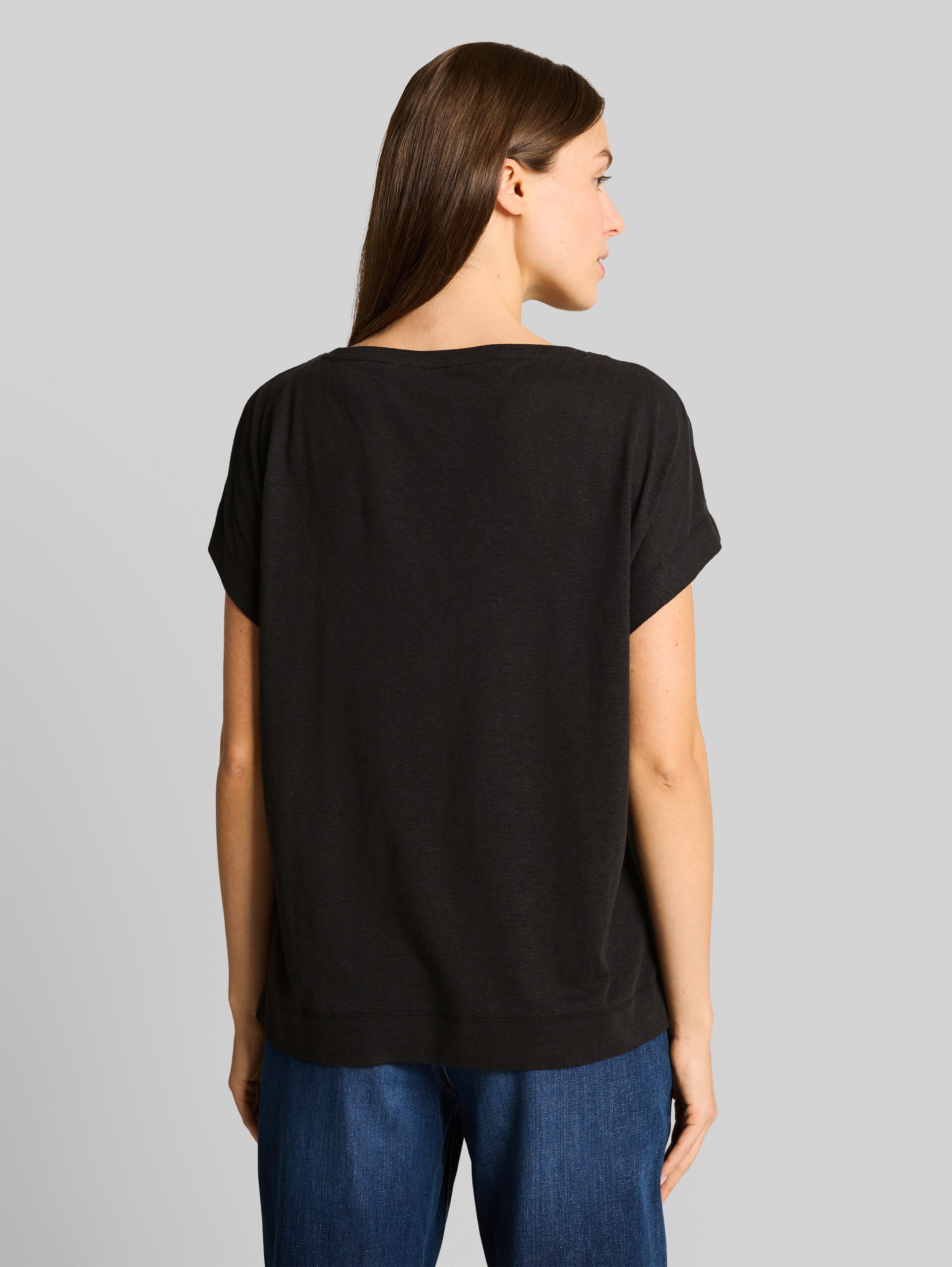 Loose fit T-shirt - deep black - Neklijn model-achteraanzicht