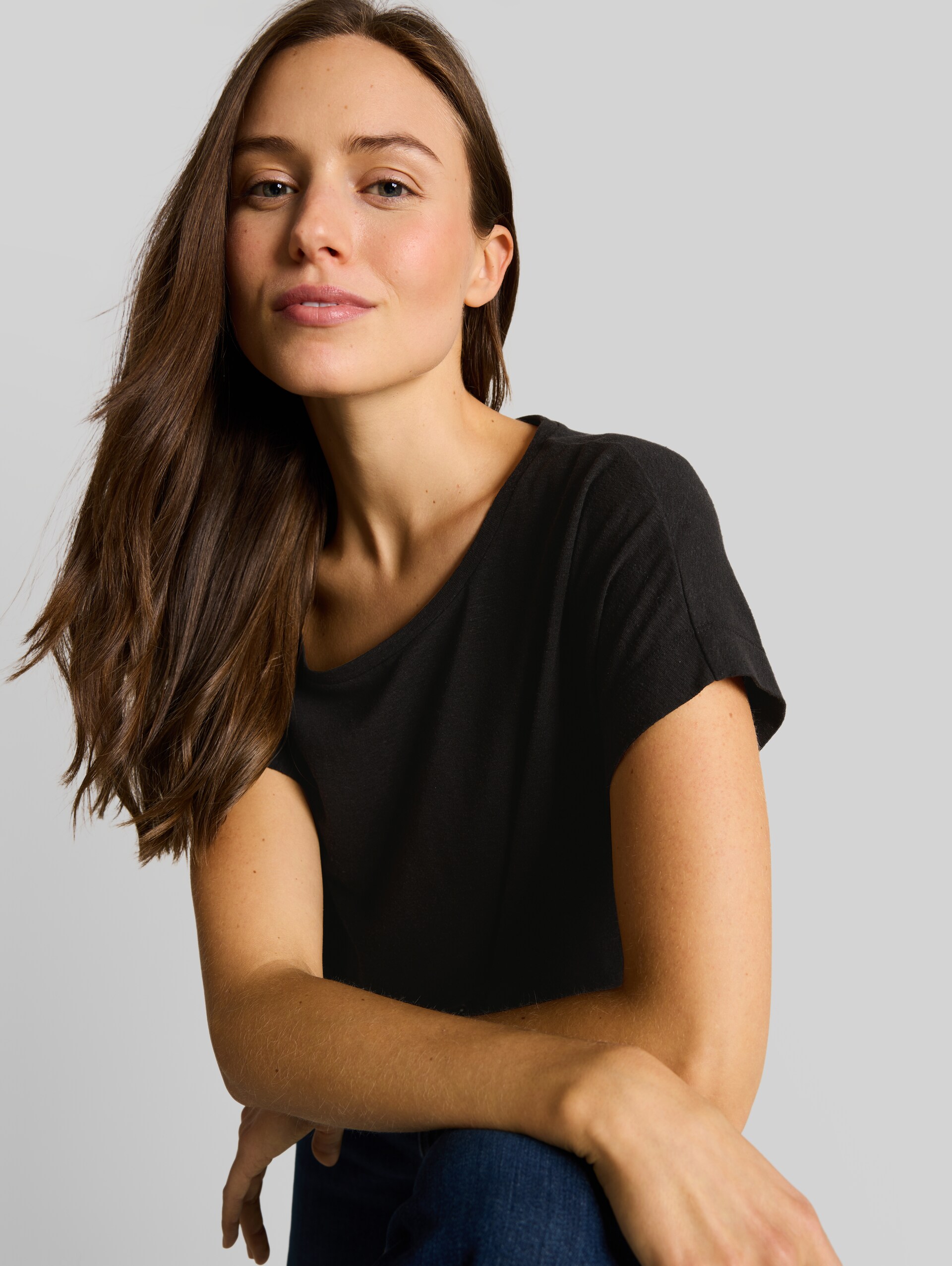 Loose fit T-shirt - deep black - Detailaanzicht model