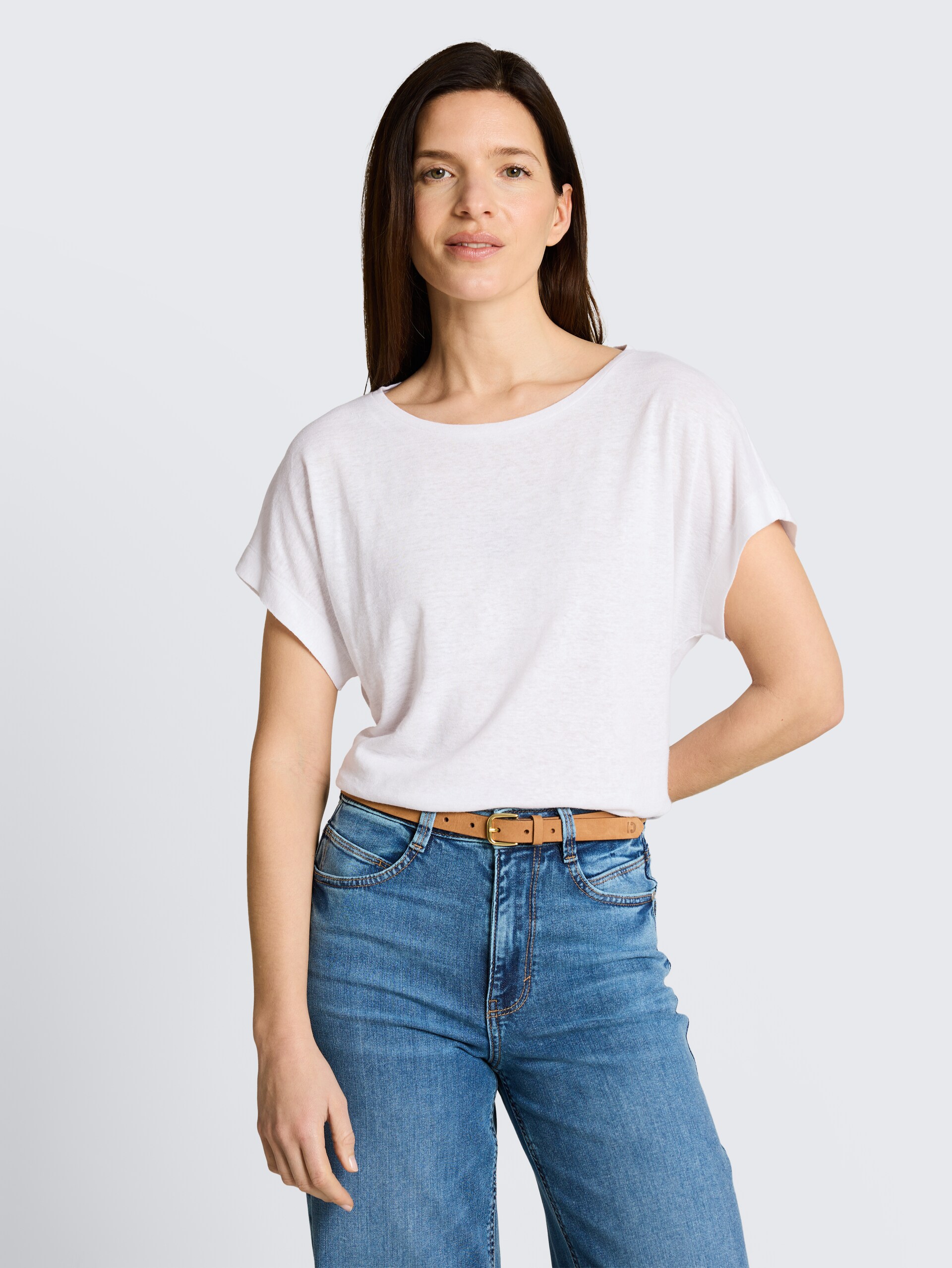 Loose fit T-shirt - White - Nek model vooraanzicht