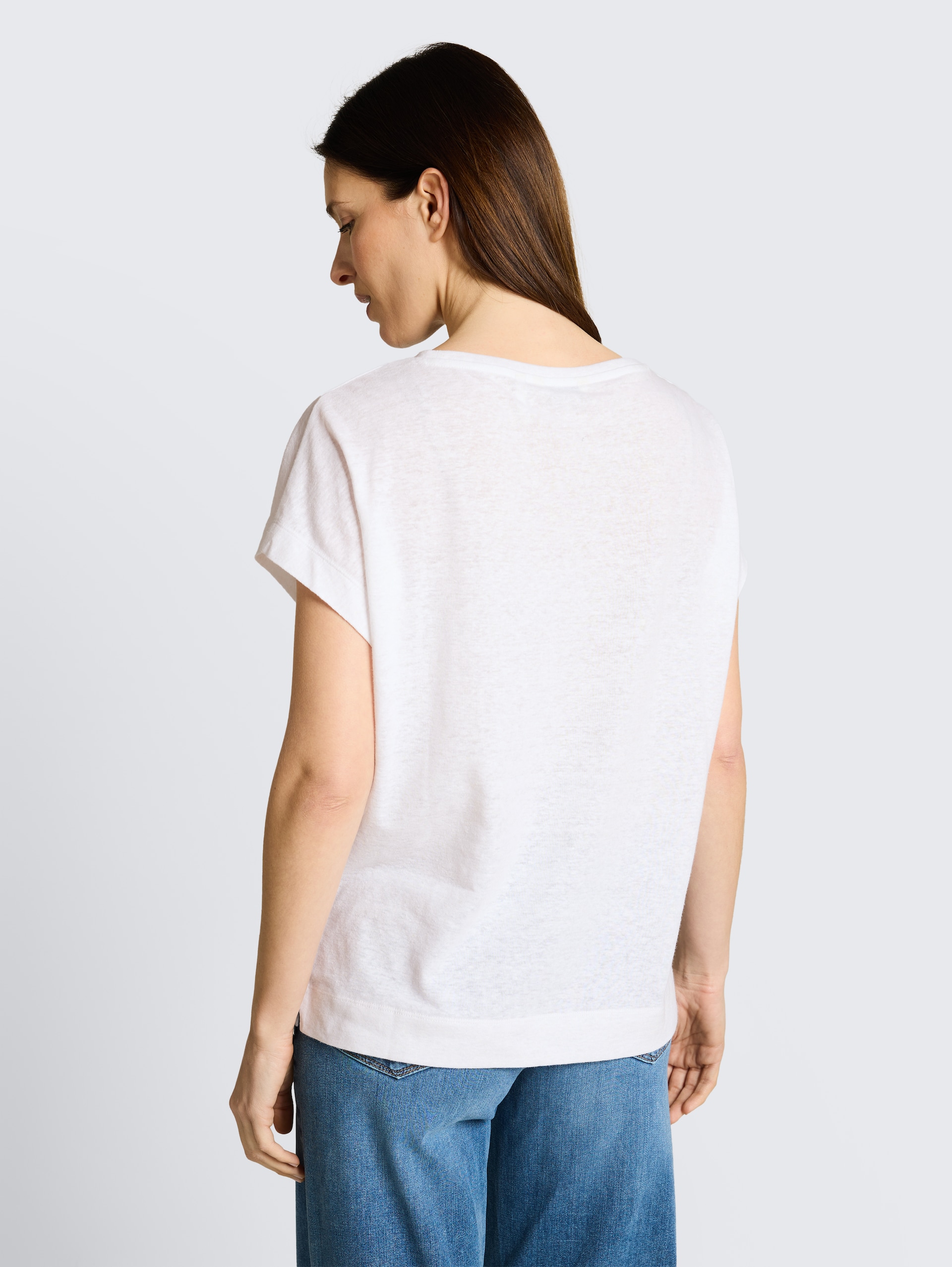 Loose fit T-shirt - White - Neklijn model-achteraanzicht
