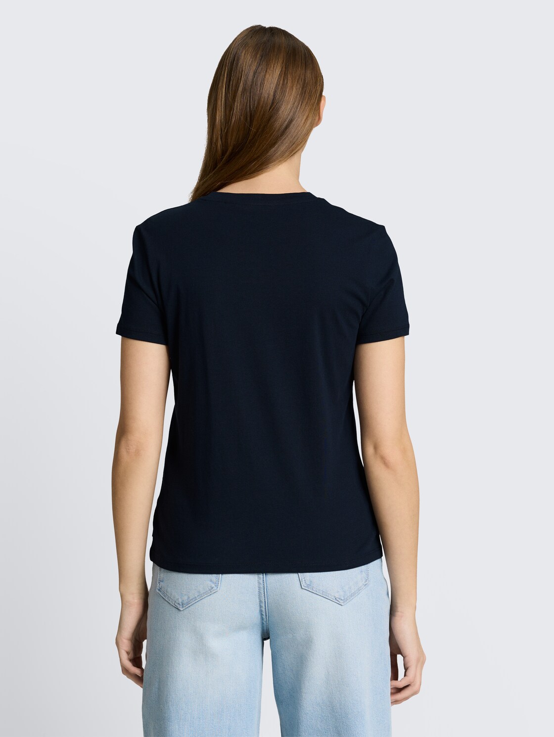 T-Shirt mit Stickerei - sky captain blue - Auschnitt Model-Rückansicht