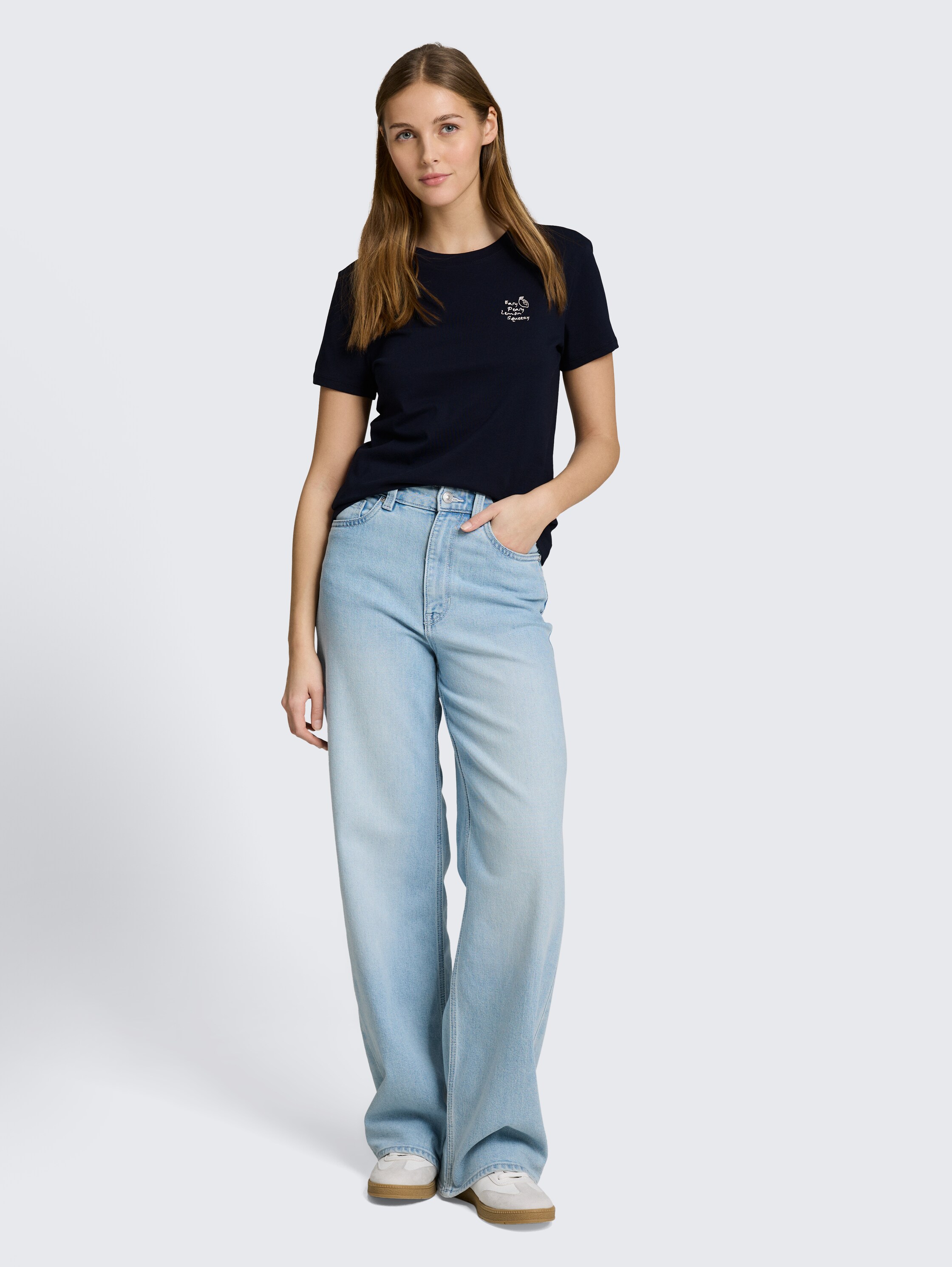 T-Shirt mit Stickerei - sky_captain_blue_1 - 