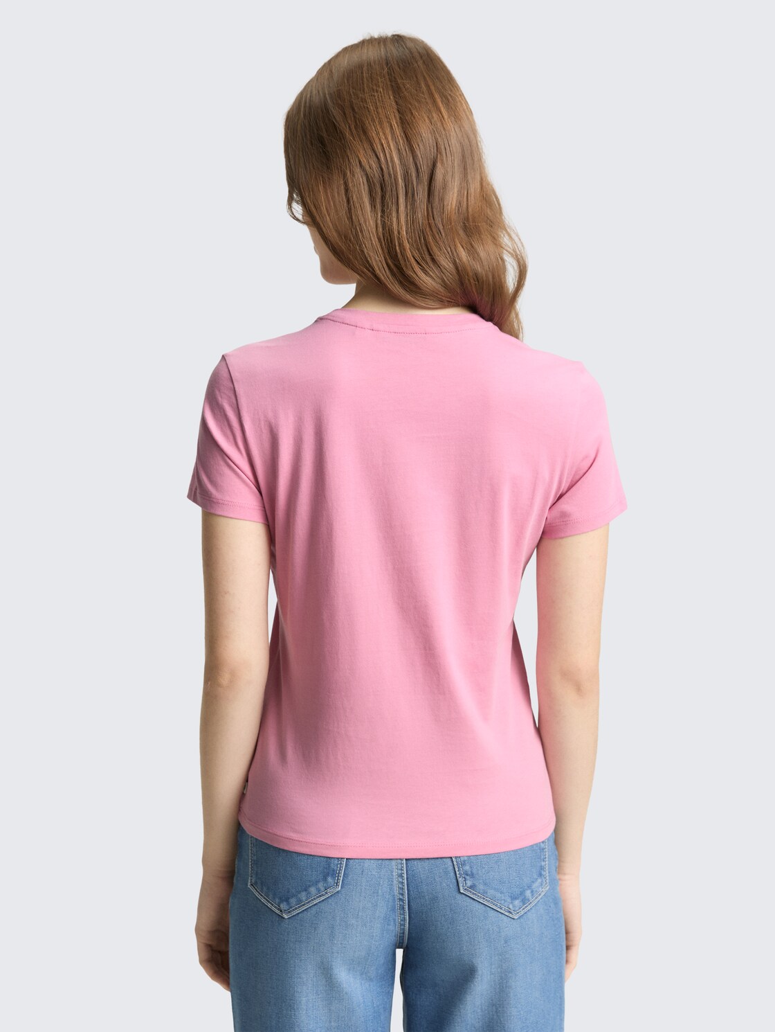 T-Shirt mit Stickerei - Soft Blush Rose - Auschnitt Model-Rückansicht