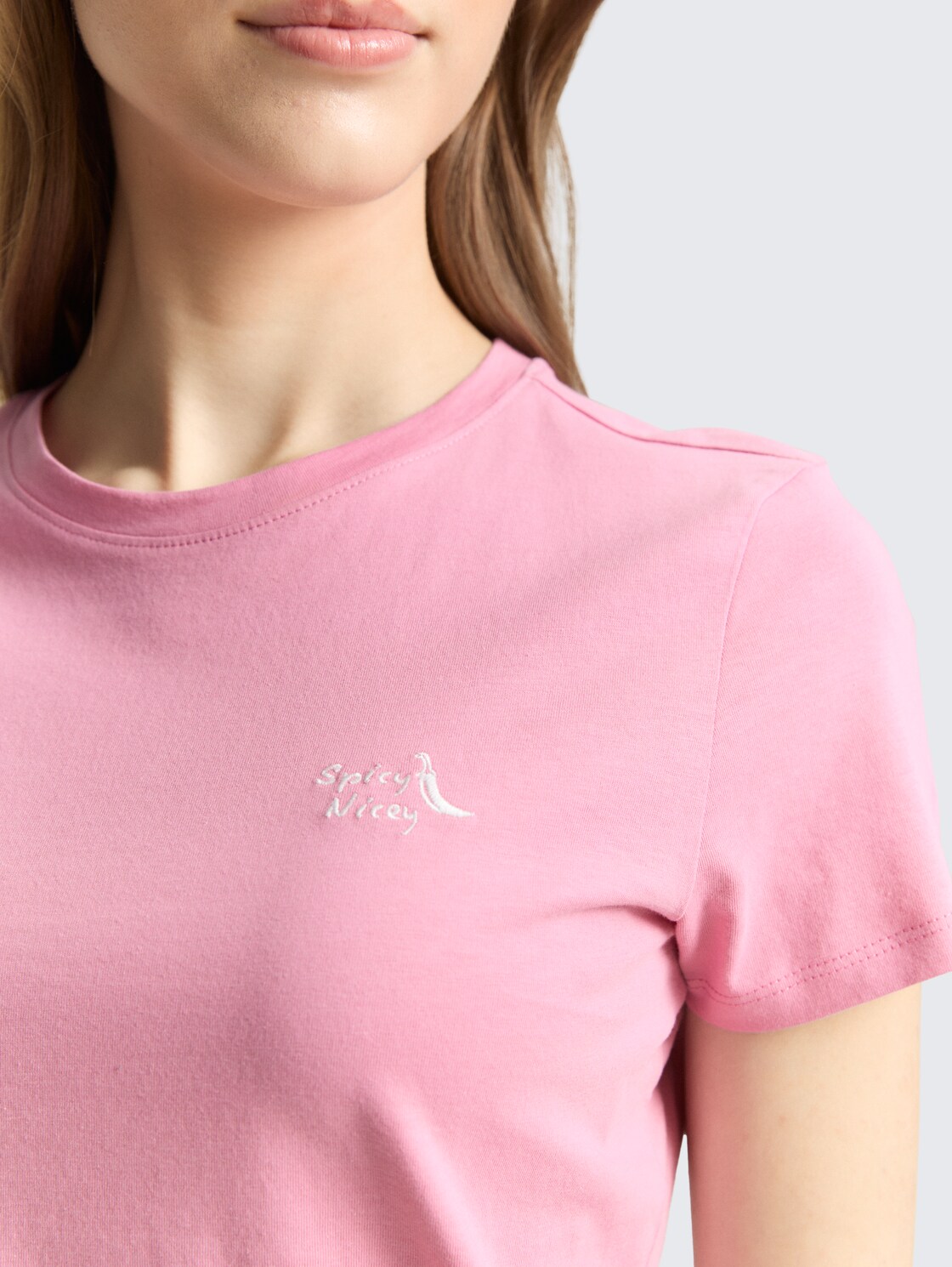 T-Shirt mit Stickerei - Soft Blush Rose - Detail-Model-Ansicht