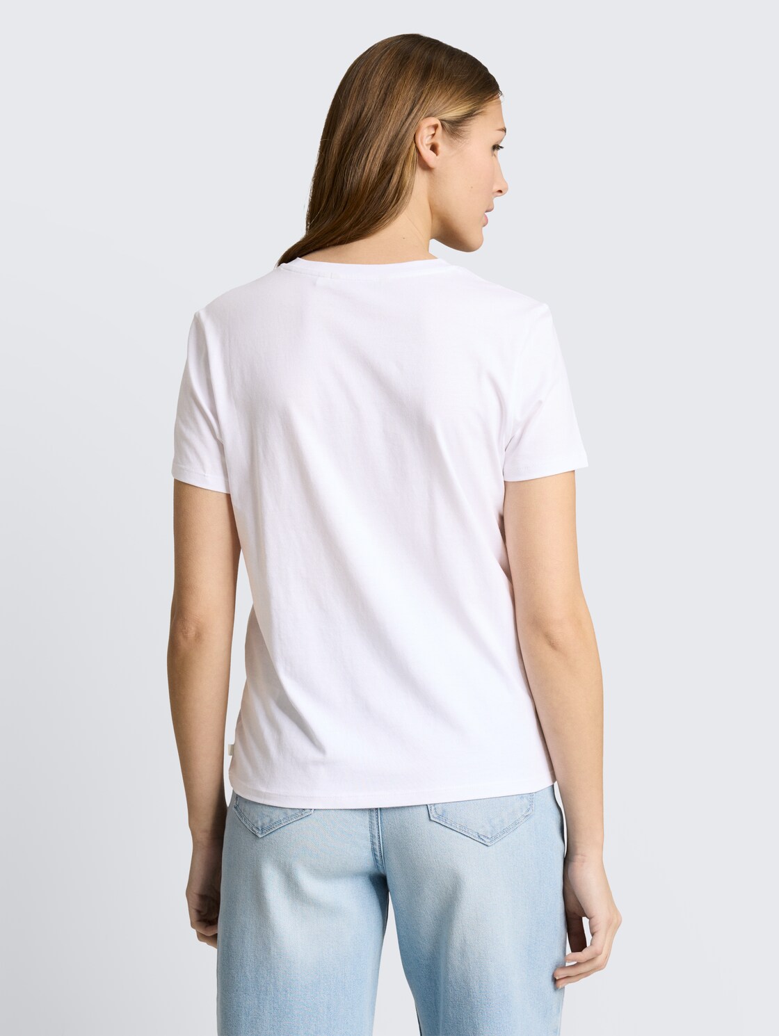T-Shirt mit Stickerei - White - Auschnitt Model-Rückansicht