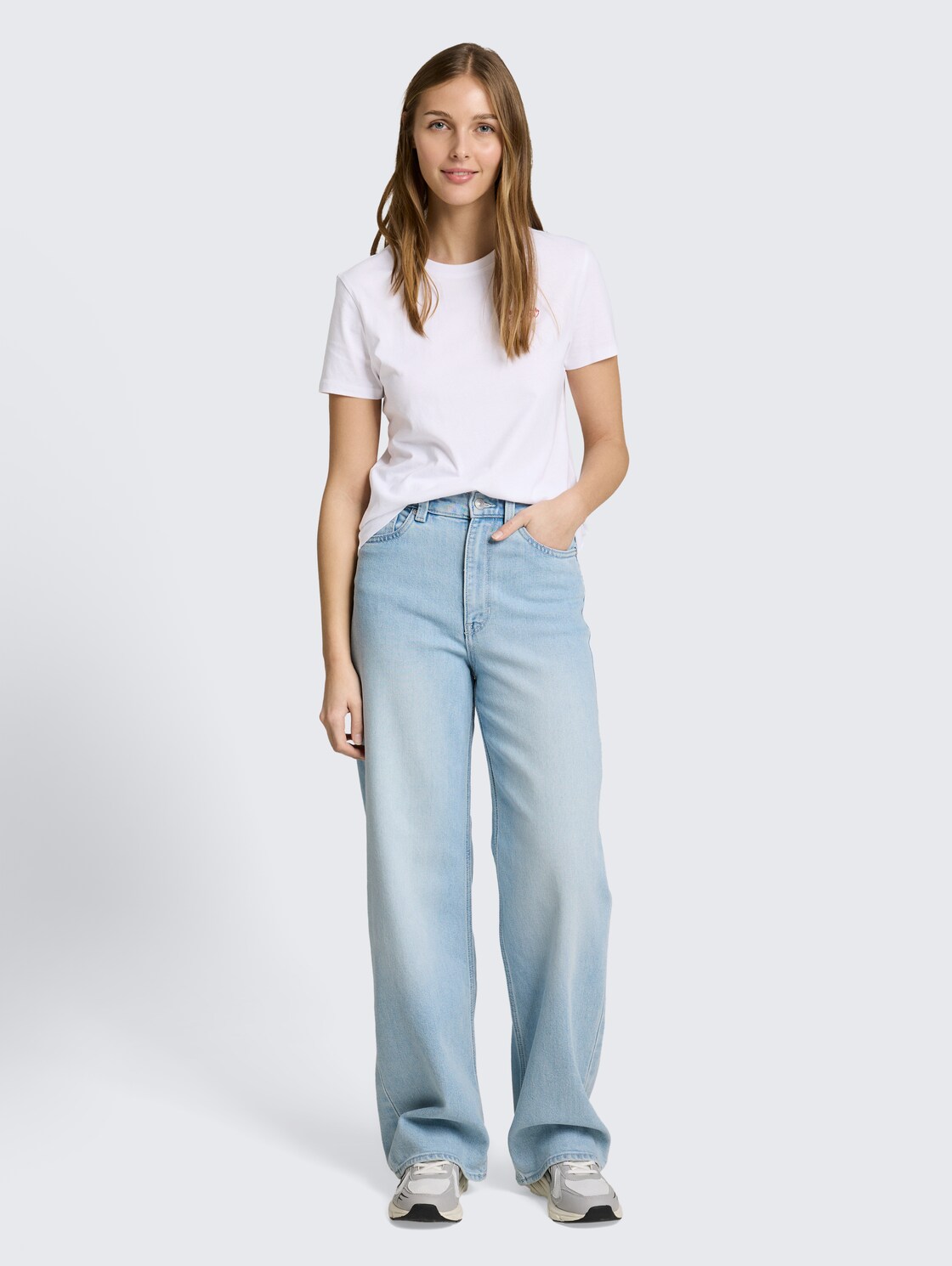 T-Shirt mit Stickerei - White - Model-Vorderansicht