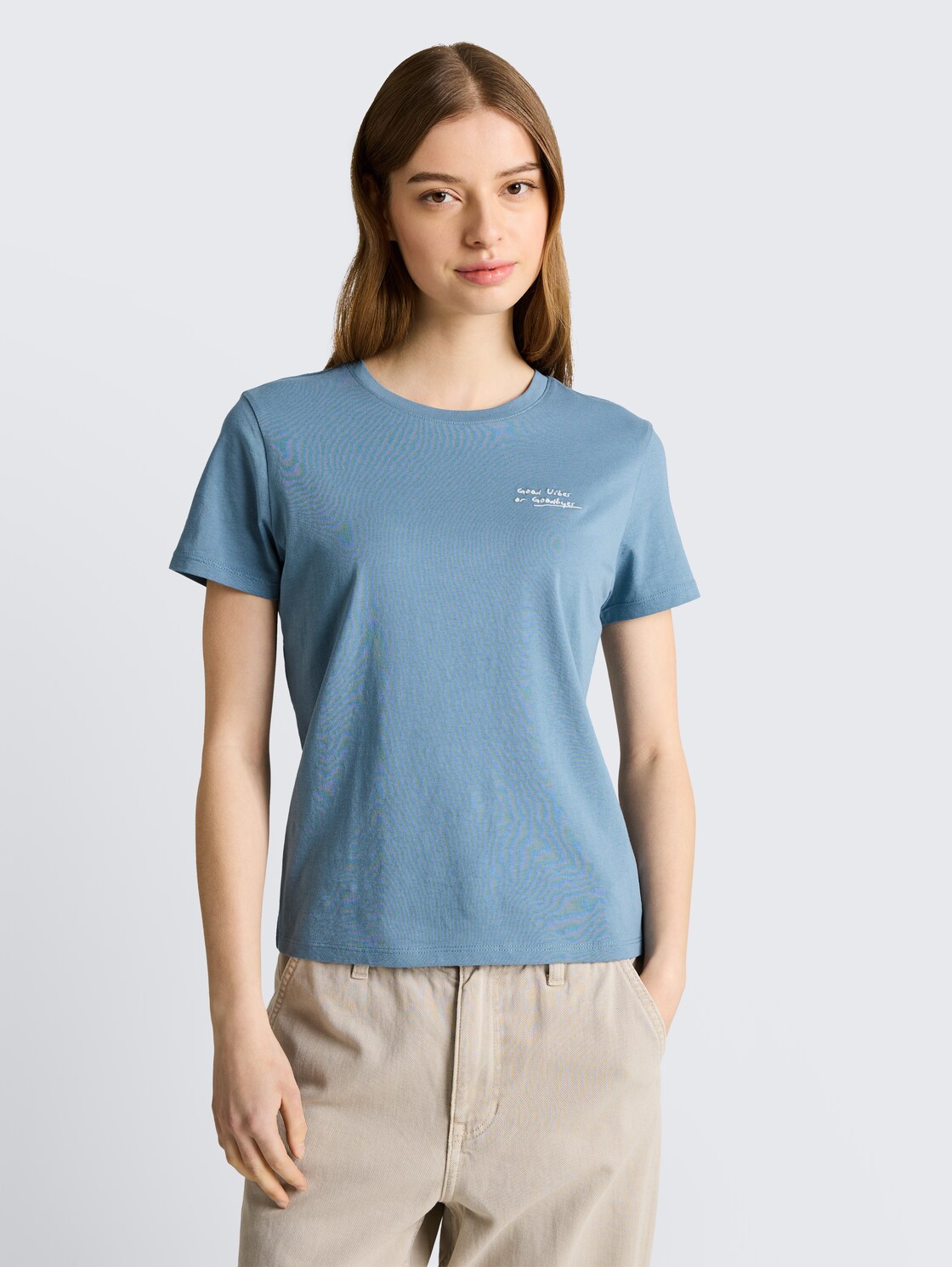 T-Shirt mit Stickerei - spring lake blue - Ausschnitt Model-Vorderansicht