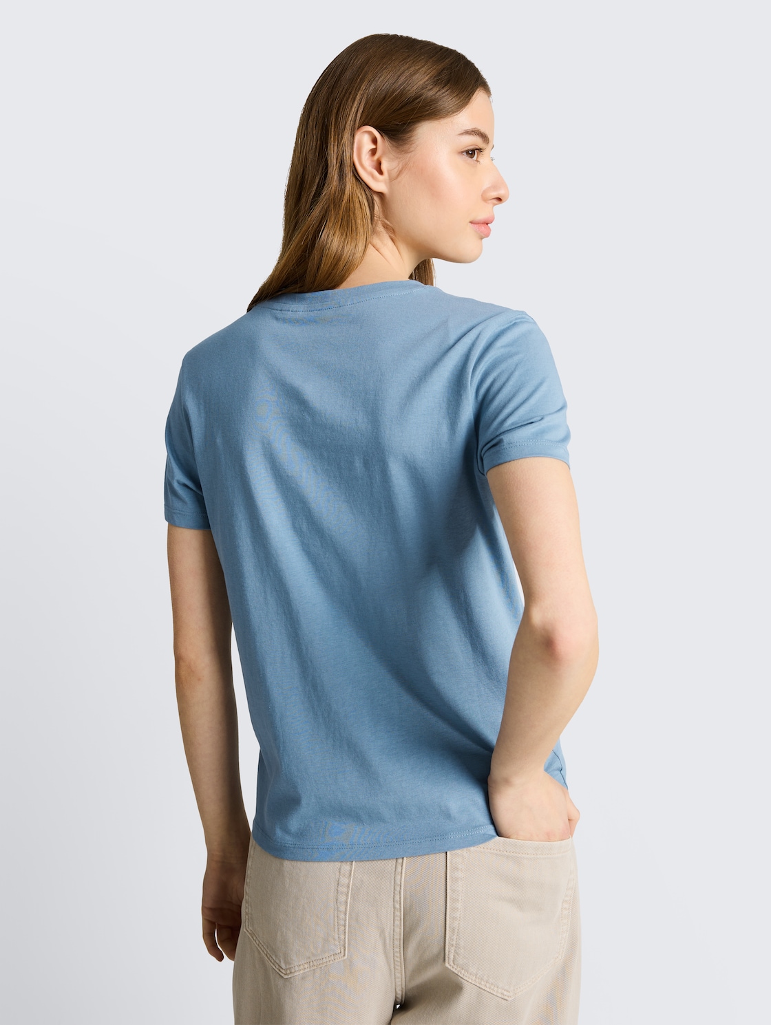 T-Shirt mit Stickerei - spring lake blue - Auschnitt Model-Rückansicht