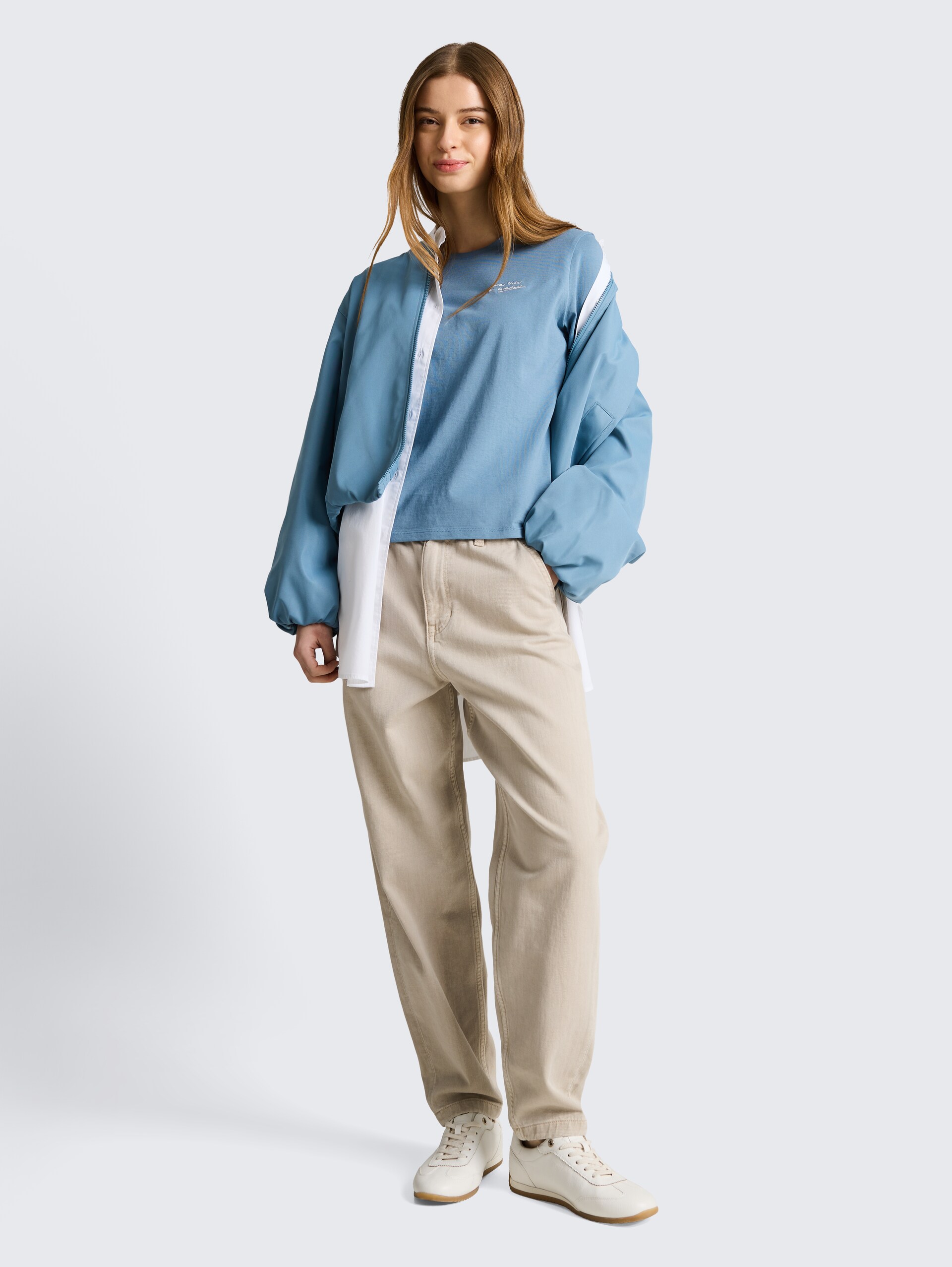 T-Shirt mit Stickerei - spring lake blue - Model-Vorderansicht