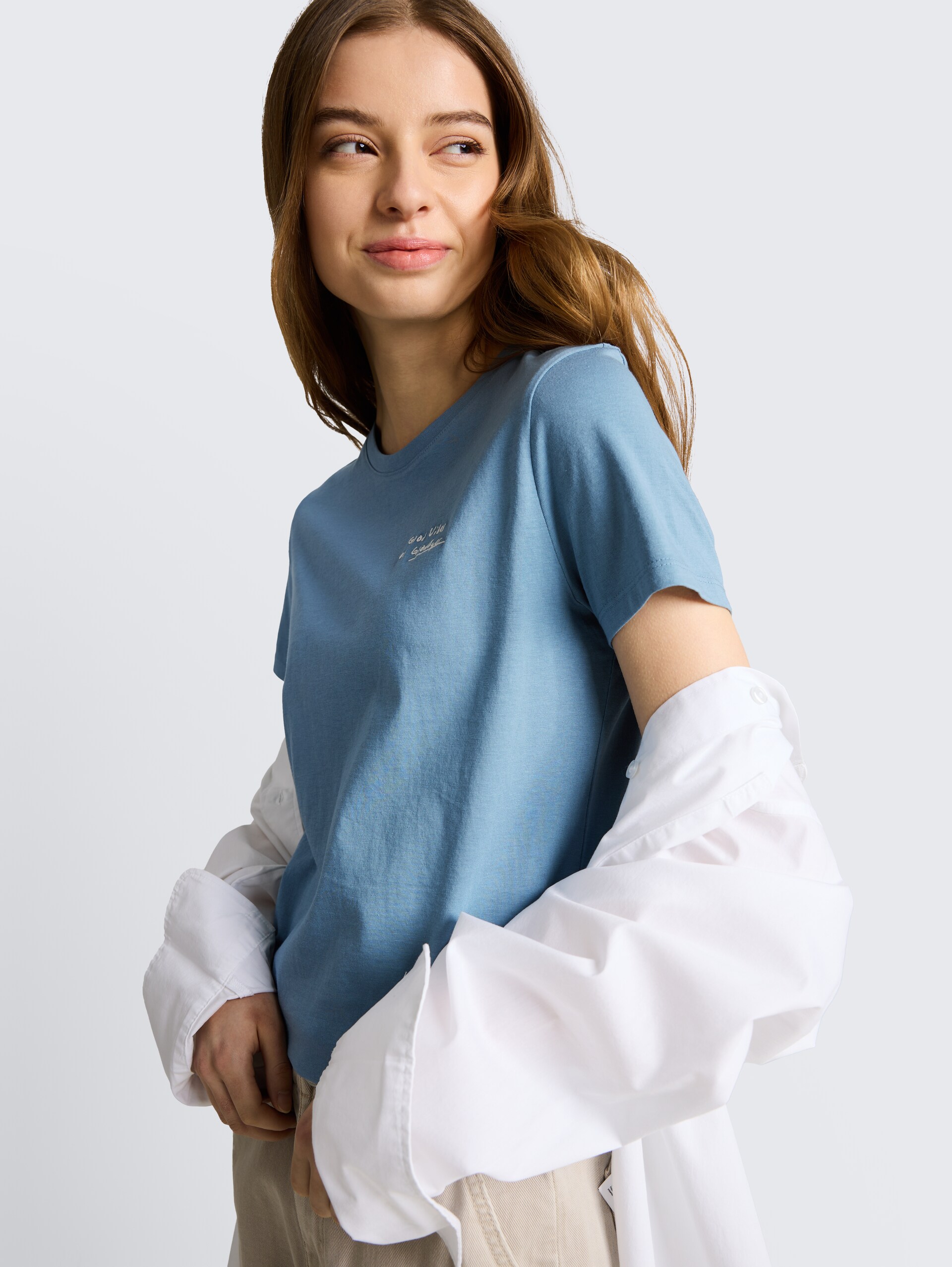 T-Shirt mit Stickerei - spring lake blue - Detail-Model-Ansicht