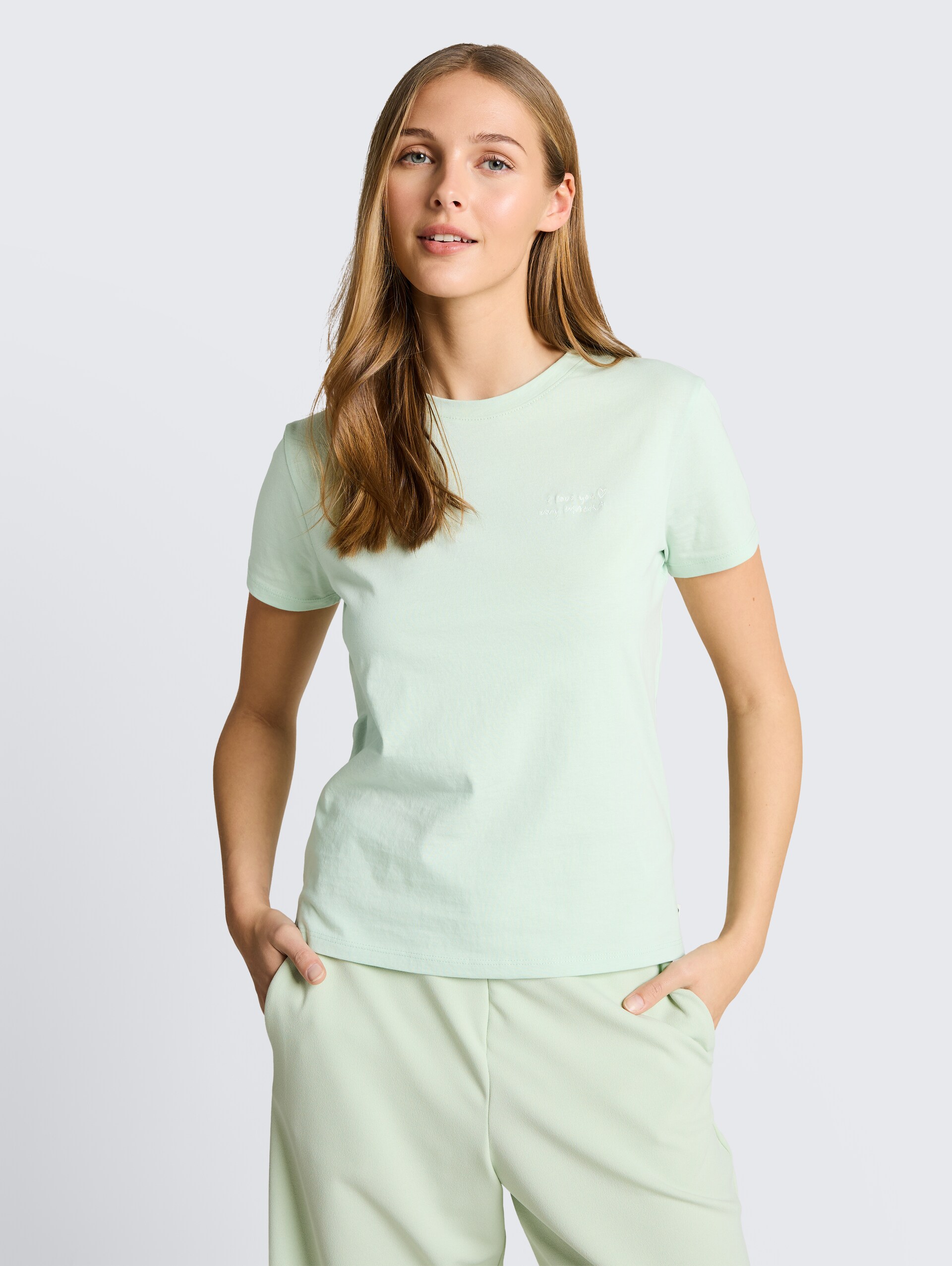 T-Shirt mit Stickerei - light matcha green - Ausschnitt Model-Vorderansicht