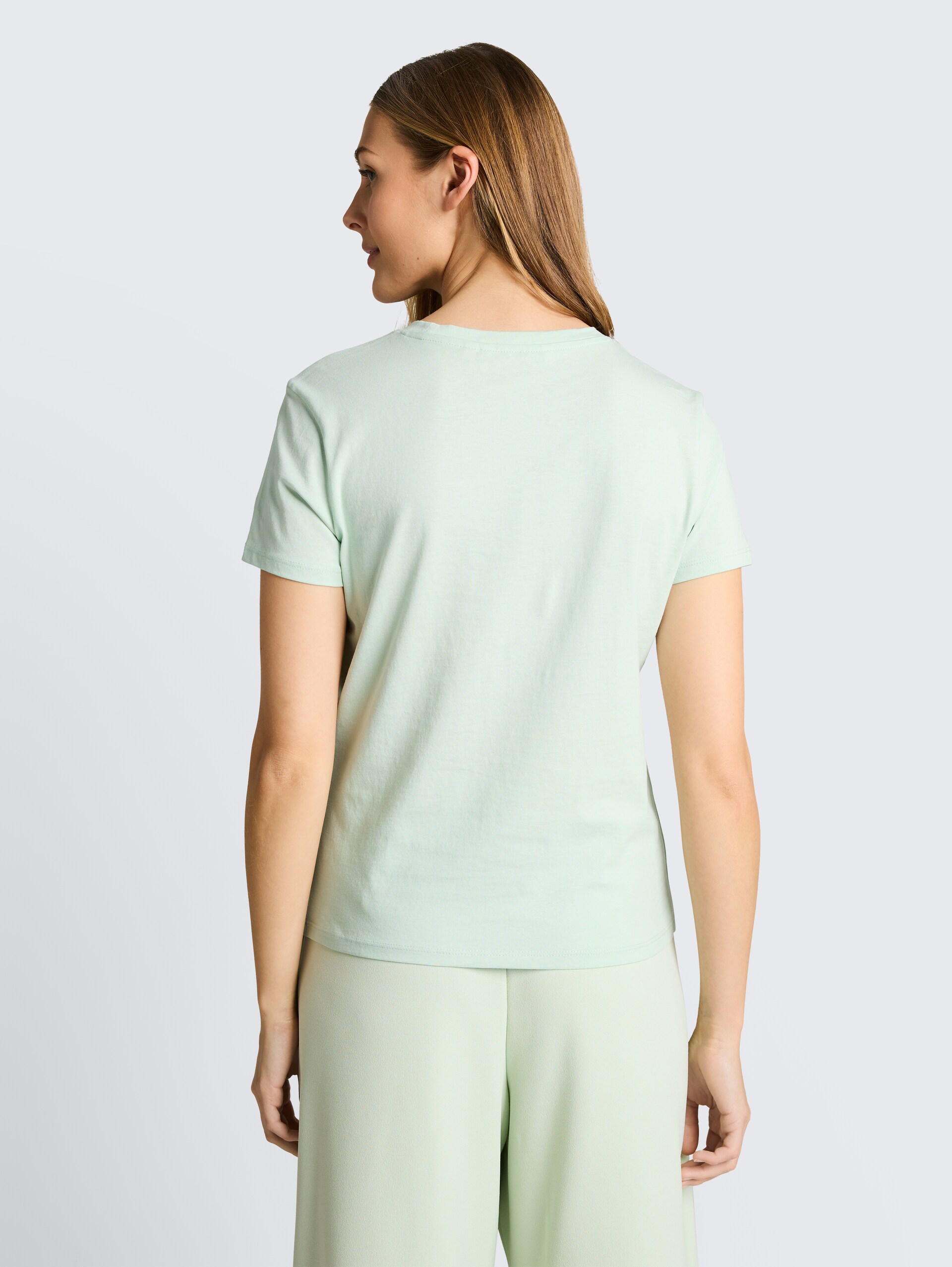 T-Shirt mit Stickerei - light matcha green - Auschnitt Model-Rückansicht