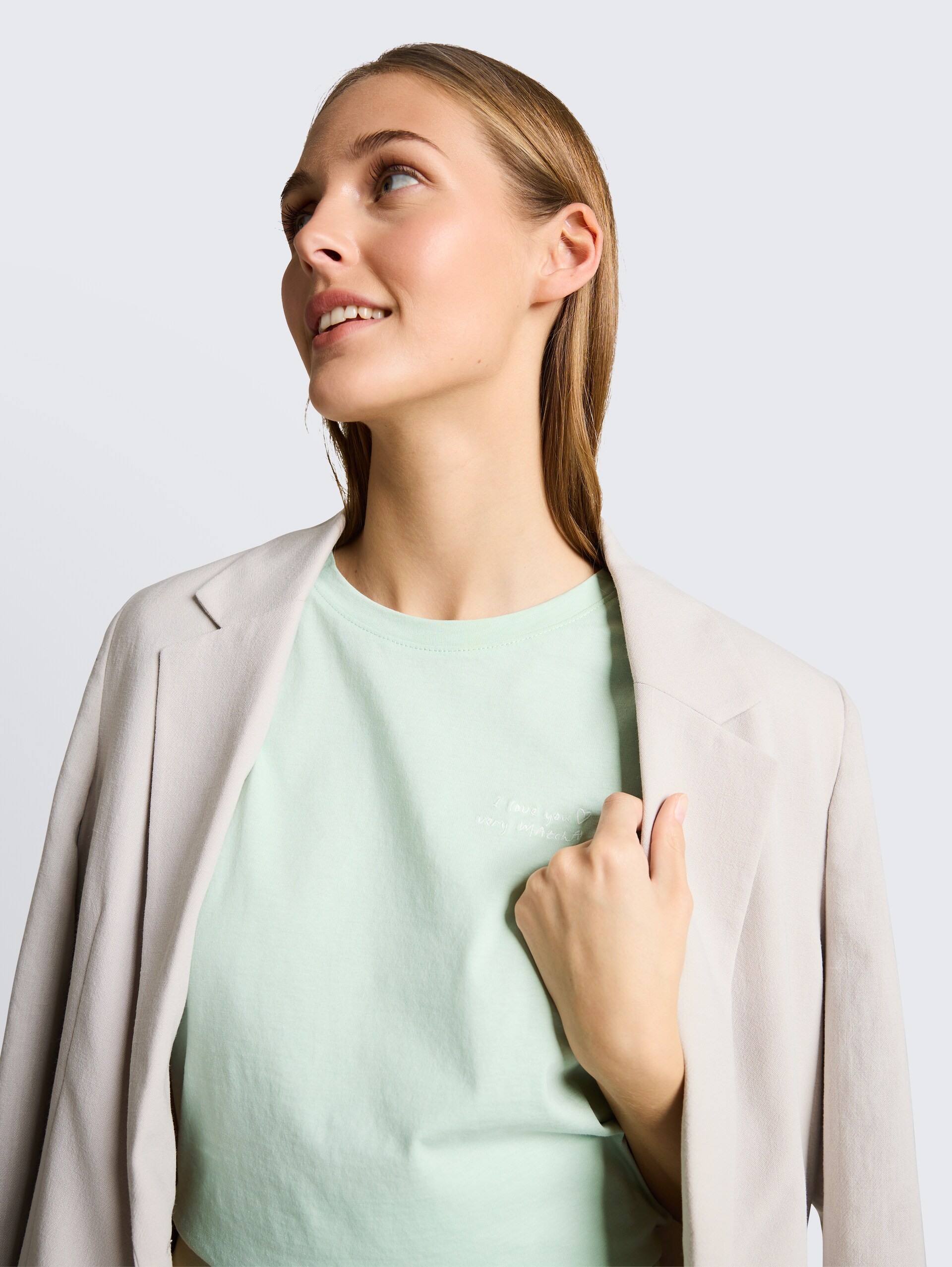 T-Shirt mit Stickerei - light matcha green - Detail-Model-Ansicht