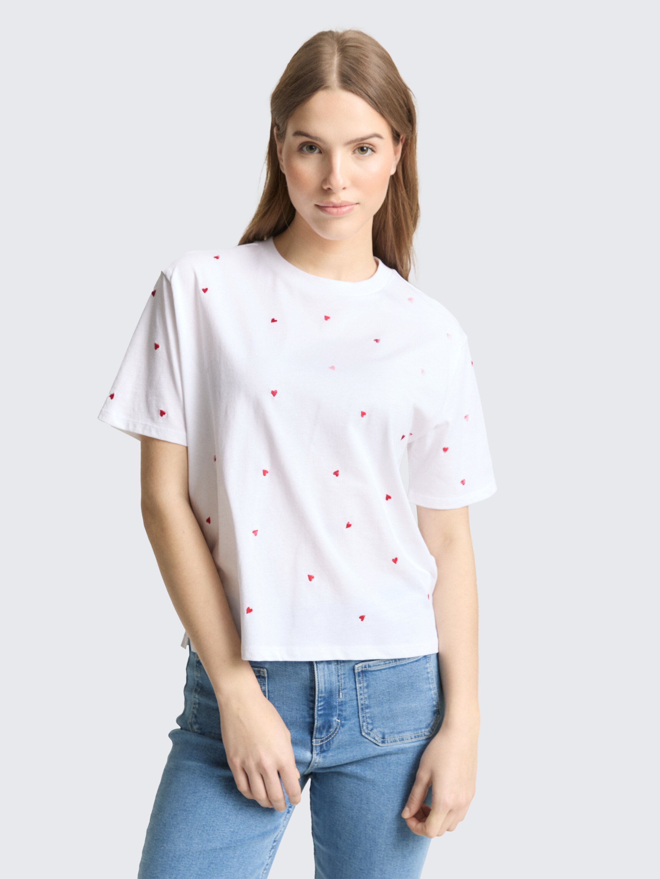 Boxy Fit T-Shirt mit Herz-Stickerei - white red heart embroidery - Ausschnitt Model-Vorderansicht
