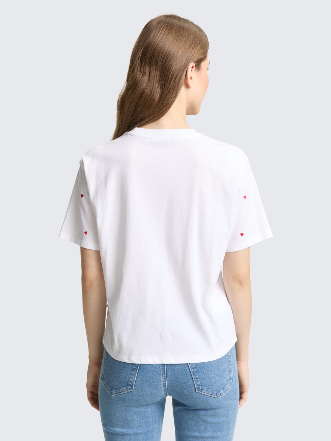 Boxy Fit T-Shirt mit Stickereien - white red heart embroidery - Auschnitt Model-Rückansicht