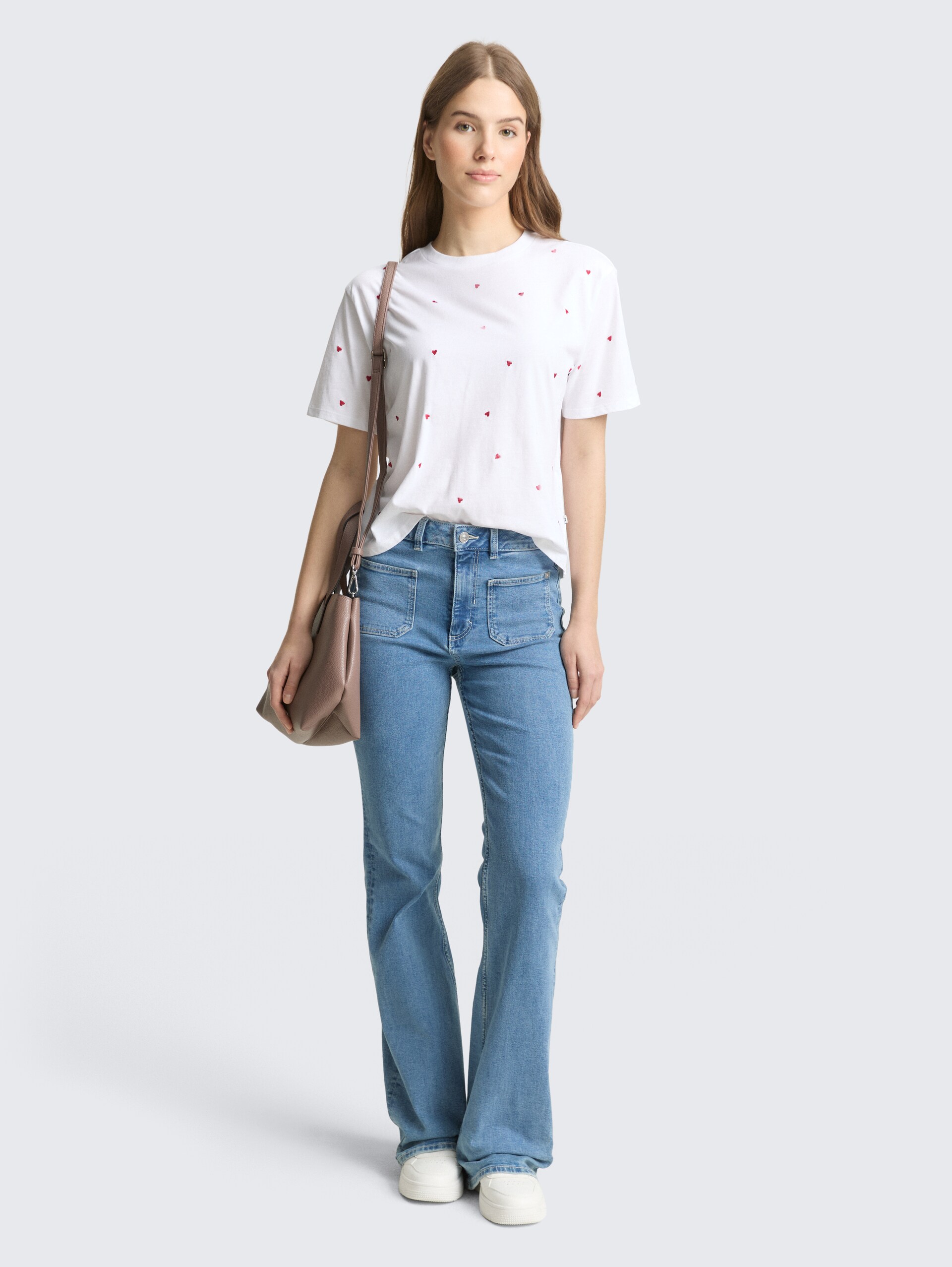 Boxy Fit T-Shirt mit Stickereien - white red heart embroidery - Model-Vorderansicht