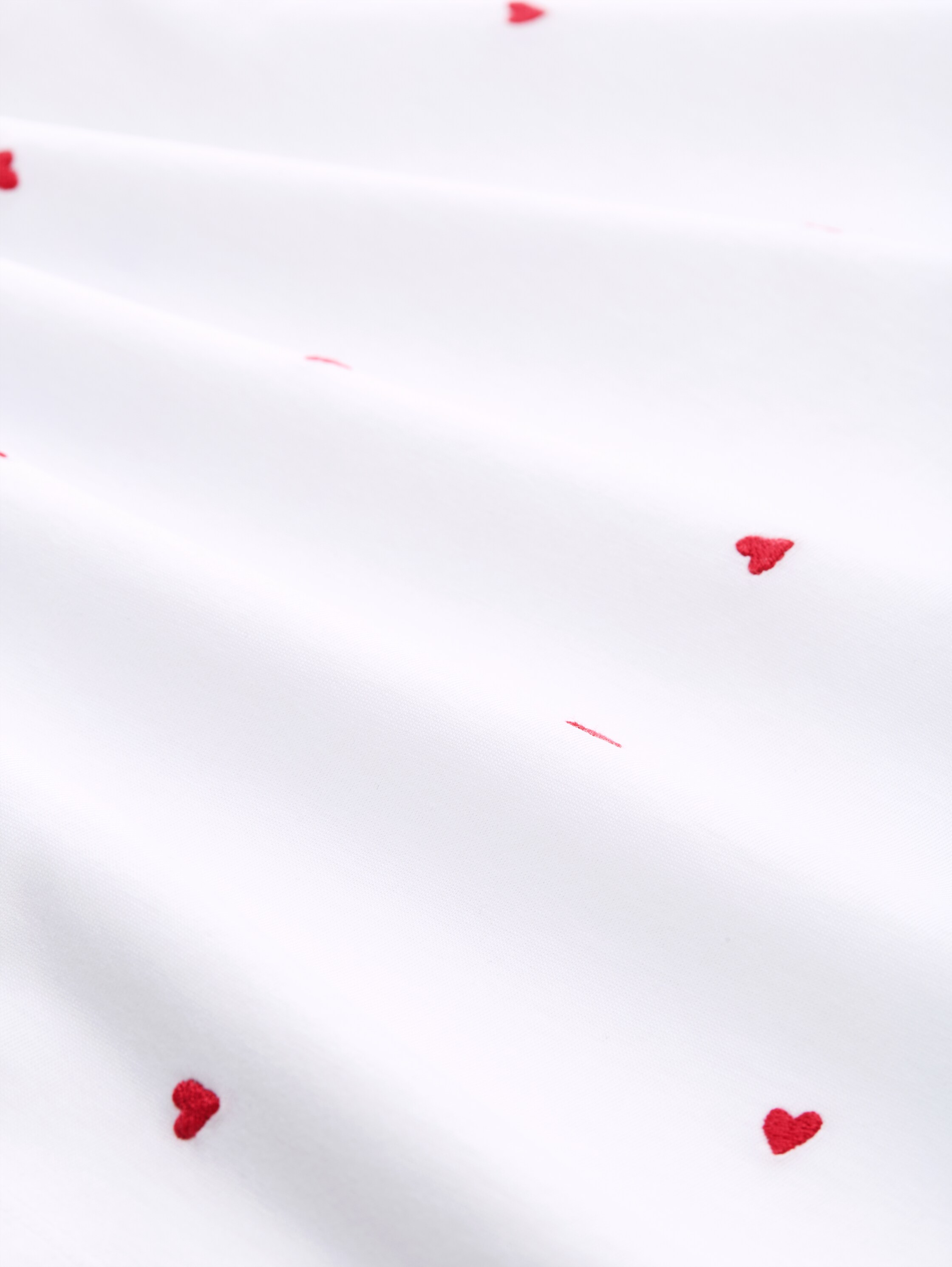 Boxy Fit T-Shirt mit Herz-Stickerei - white red heart embroidery - Material-Ansicht