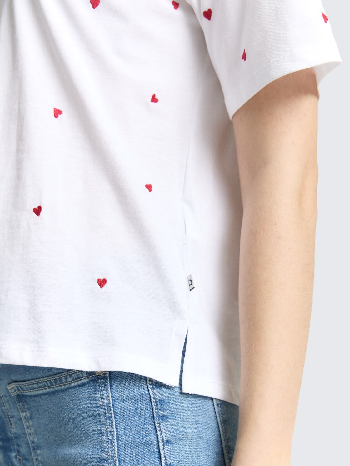 Boxy Fit T-Shirt mit Stickereien - white red heart embroidery - Detail-Model-Ansicht
