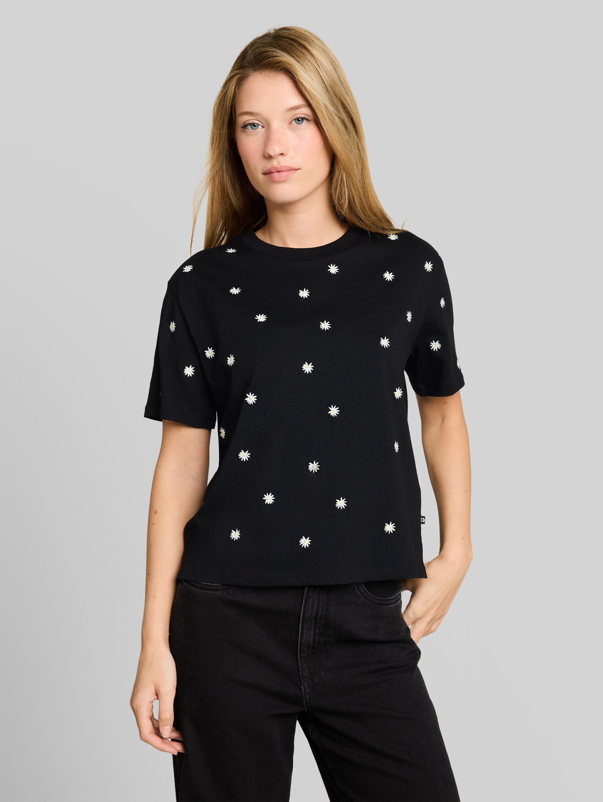 Boxy Fit T-Shirt mit Stickereien - black daisy design - Ausschnitt Model-Vorderansicht