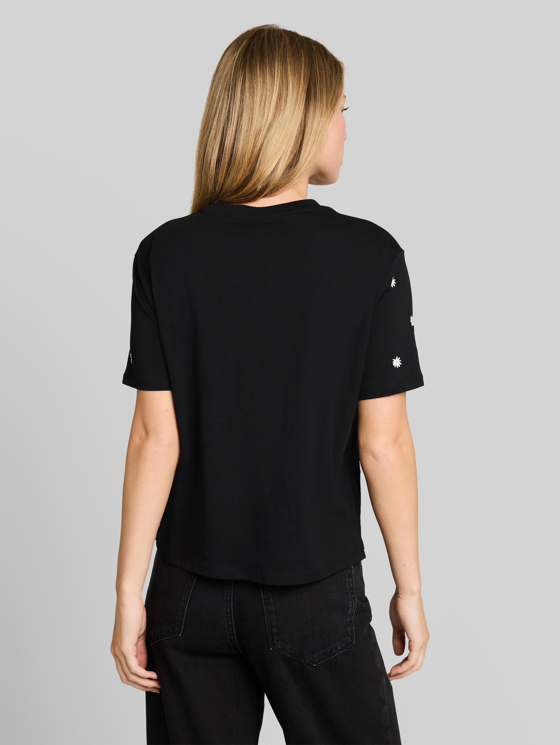 Boxy Fit T-Shirt mit Stickereien - black daisy design - Auschnitt Model-Rückansicht
