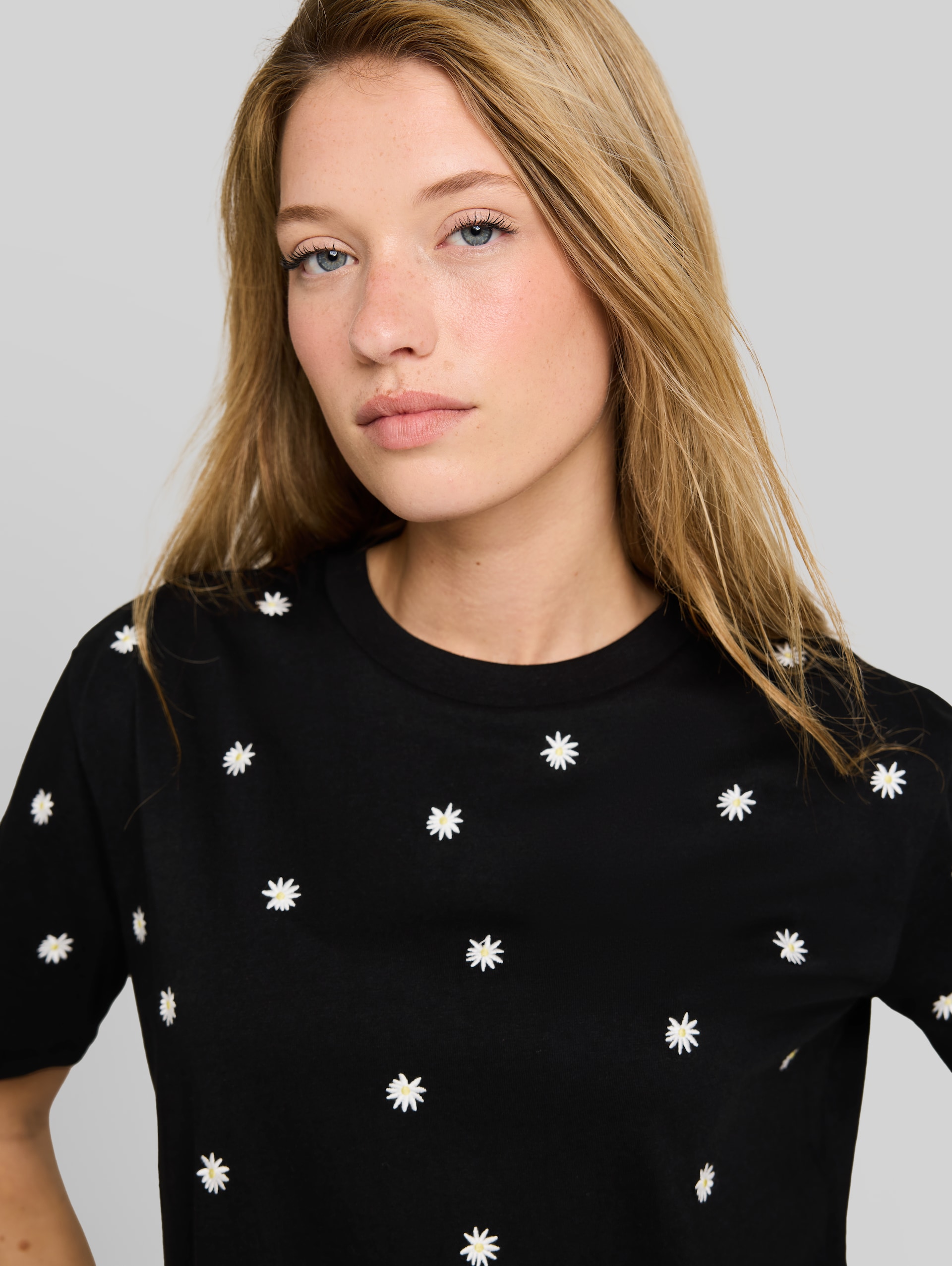 Boxy Fit T-Shirt mit Stickereien - black daisy design - Detail-Model-Ansicht
