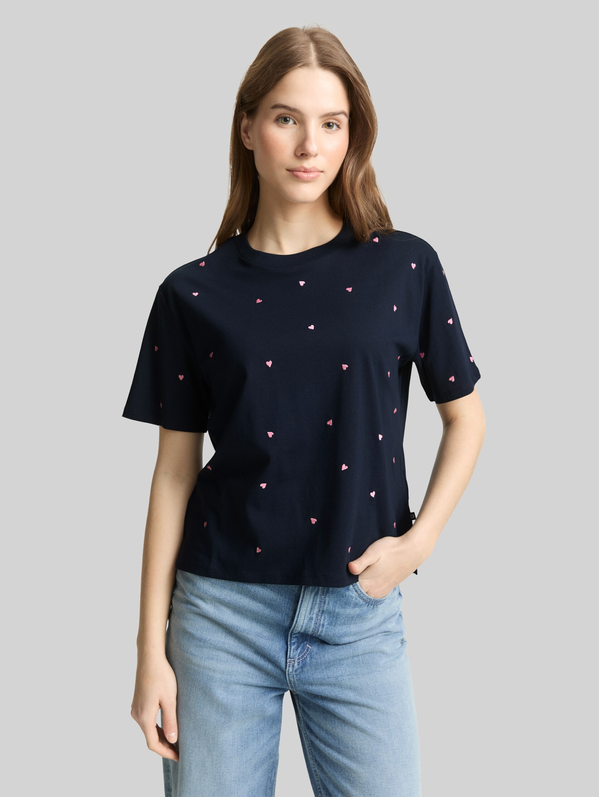 Boxy Fit T-Shirt mit Stickereien - navy pink heart embroidery - Ausschnitt Model-Vorderansicht