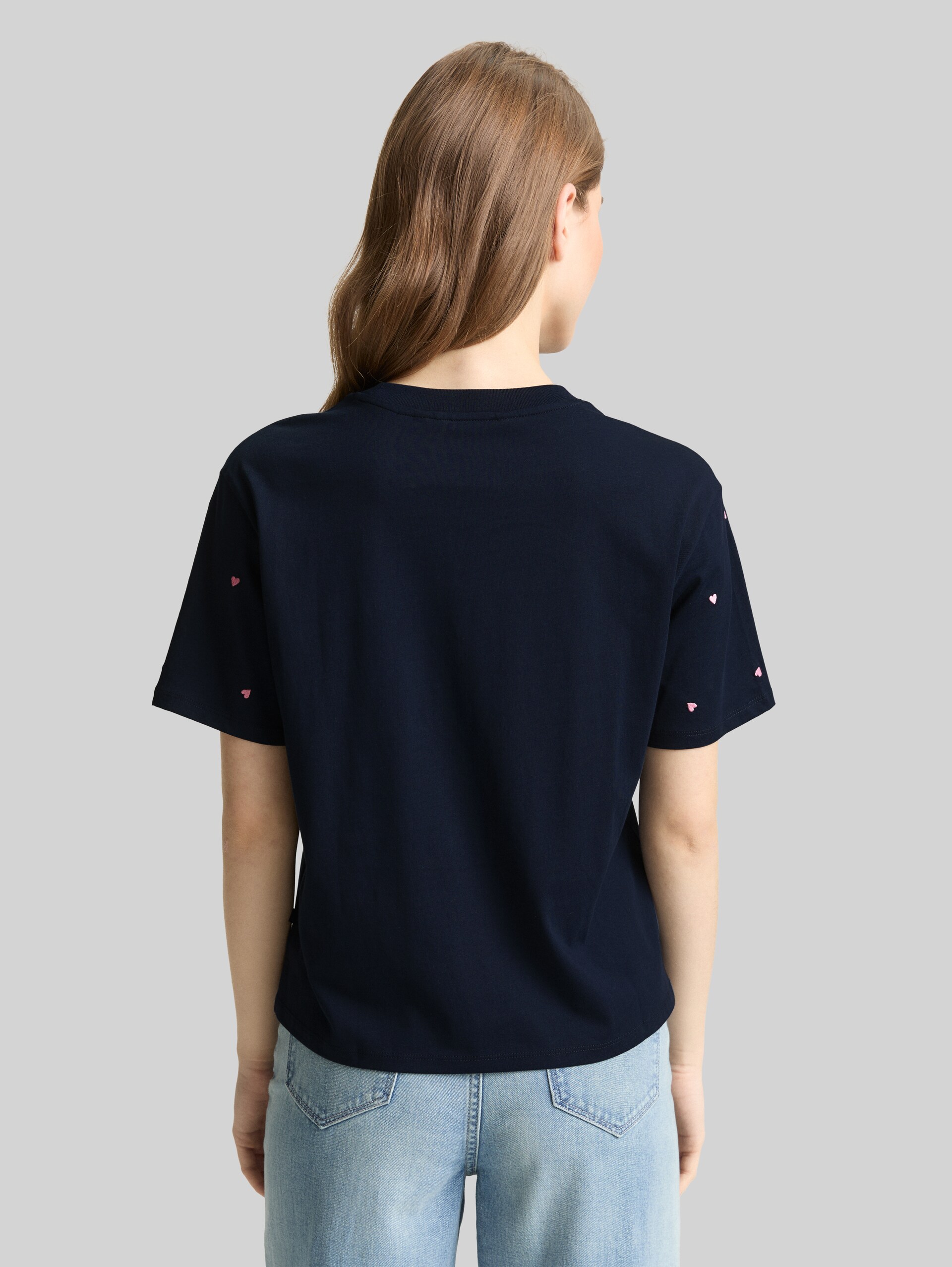 Boxy Fit T-Shirt mit Stickereien - navy pink heart embroidery - Auschnitt Model-Rückansicht