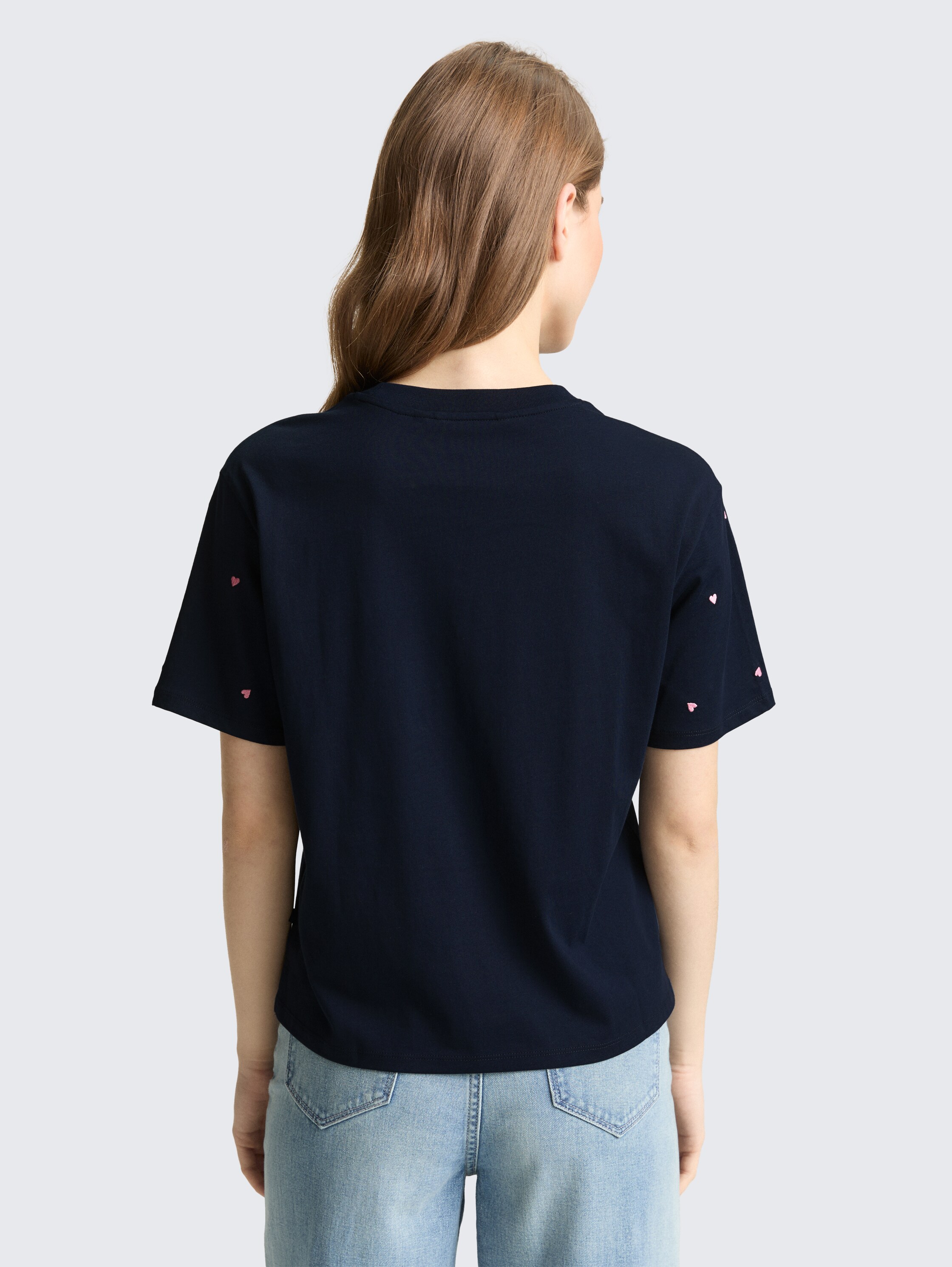 Boxy Fit T-Shirt mit Herz-Stickerei - navy pink heart embroidery - Auschnitt Model-Rückansicht