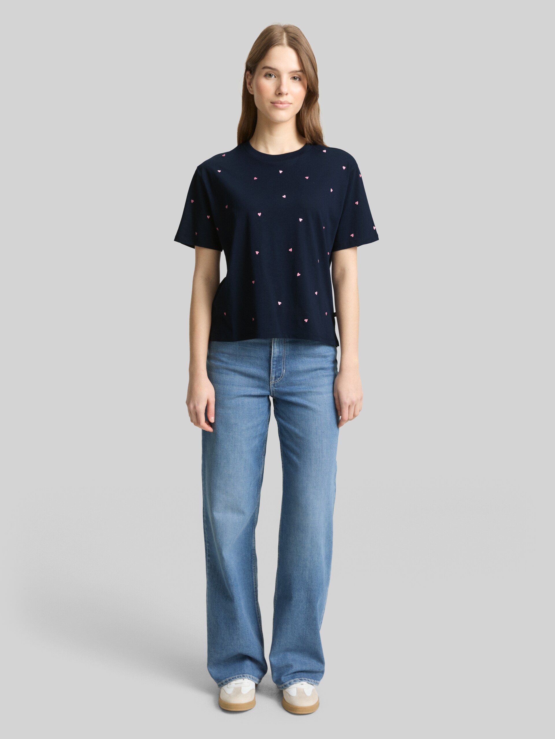 Boxy Fit T-Shirt mit Stickereien - navy pink heart embroidery - Model-Vorderansicht
