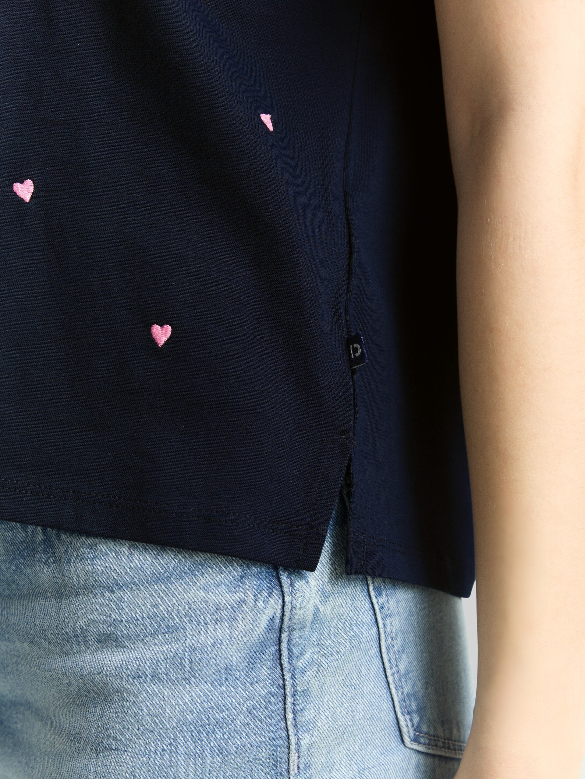 Boxy Fit T-Shirt mit Stickereien - navy pink heart embroidery - Detail-Model-Ansicht