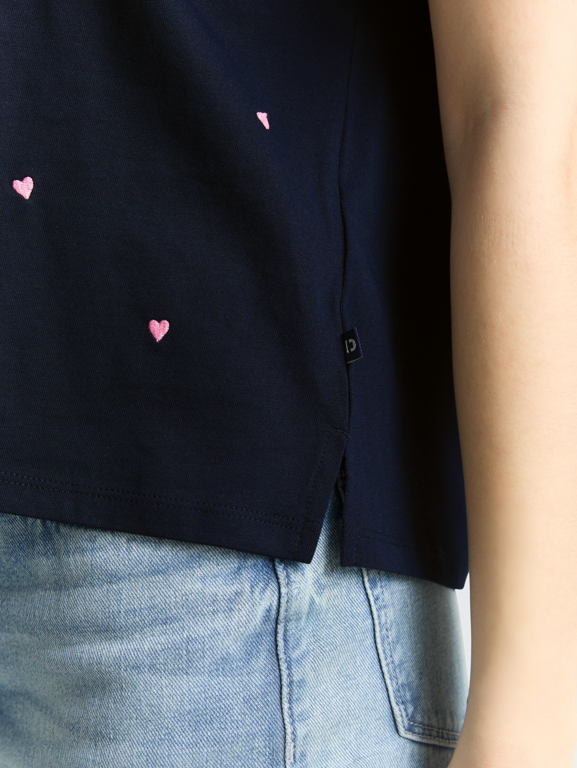 Boxy Fit T-Shirt mit Herz-Stickerei - navy pink heart embroidery - Detail-Model-Ansicht