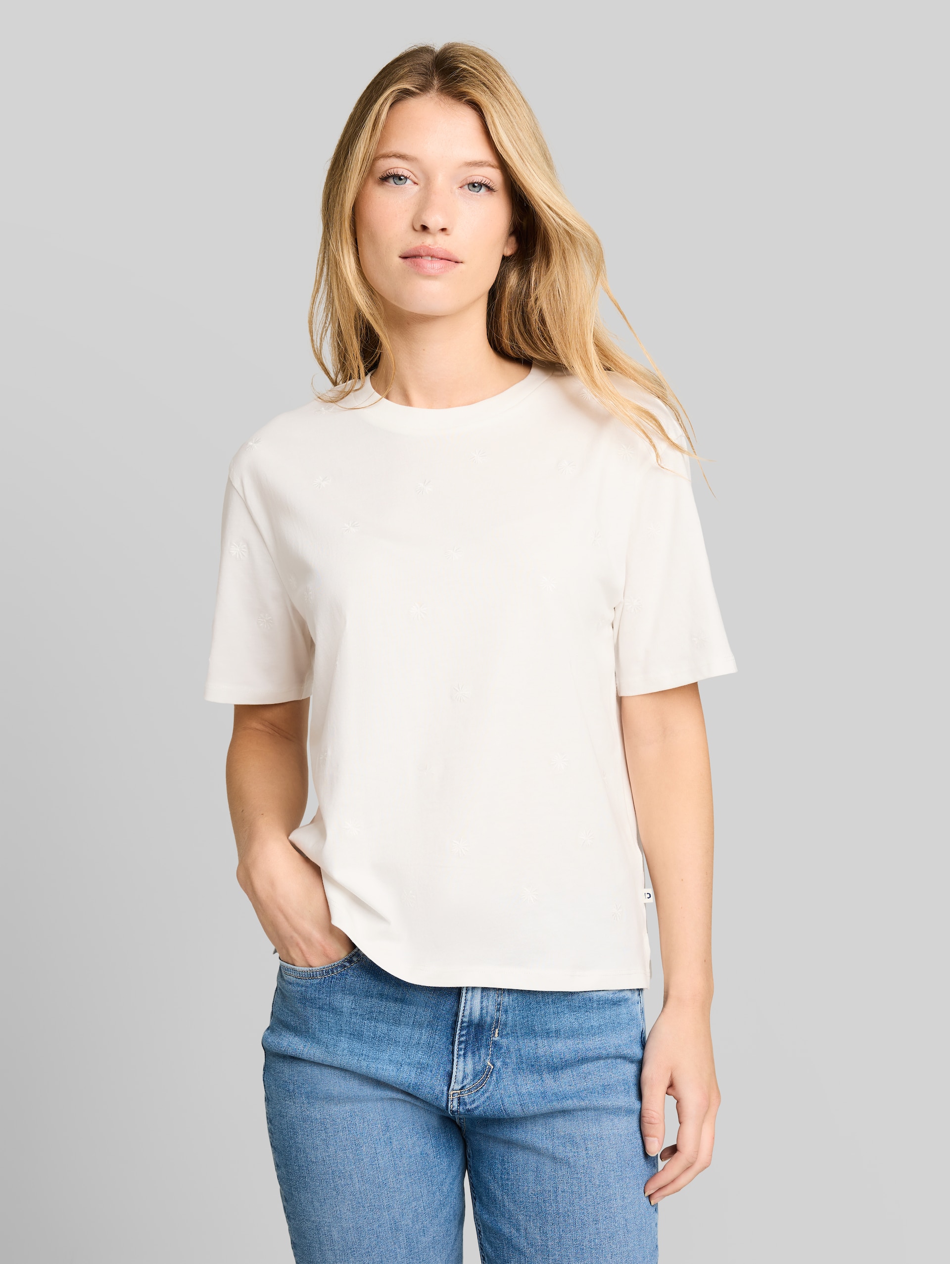 T-shirt met boxy pasvorm en borduursels - off white daisy embroidery - Nek model vooraanzicht