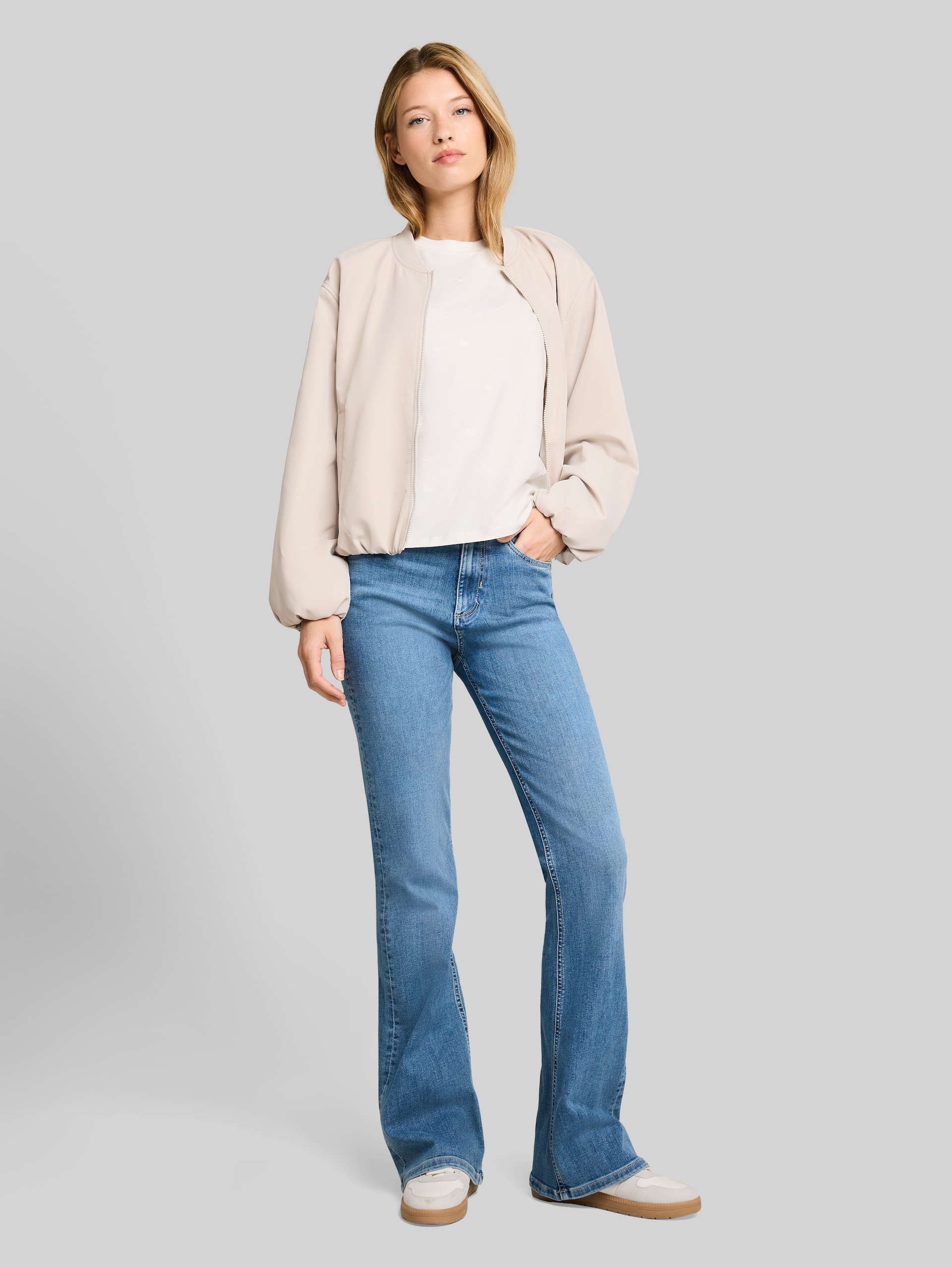 T-shirt met boxy pasvorm en borduursels - off white daisy embroidery - Model vooraanzicht