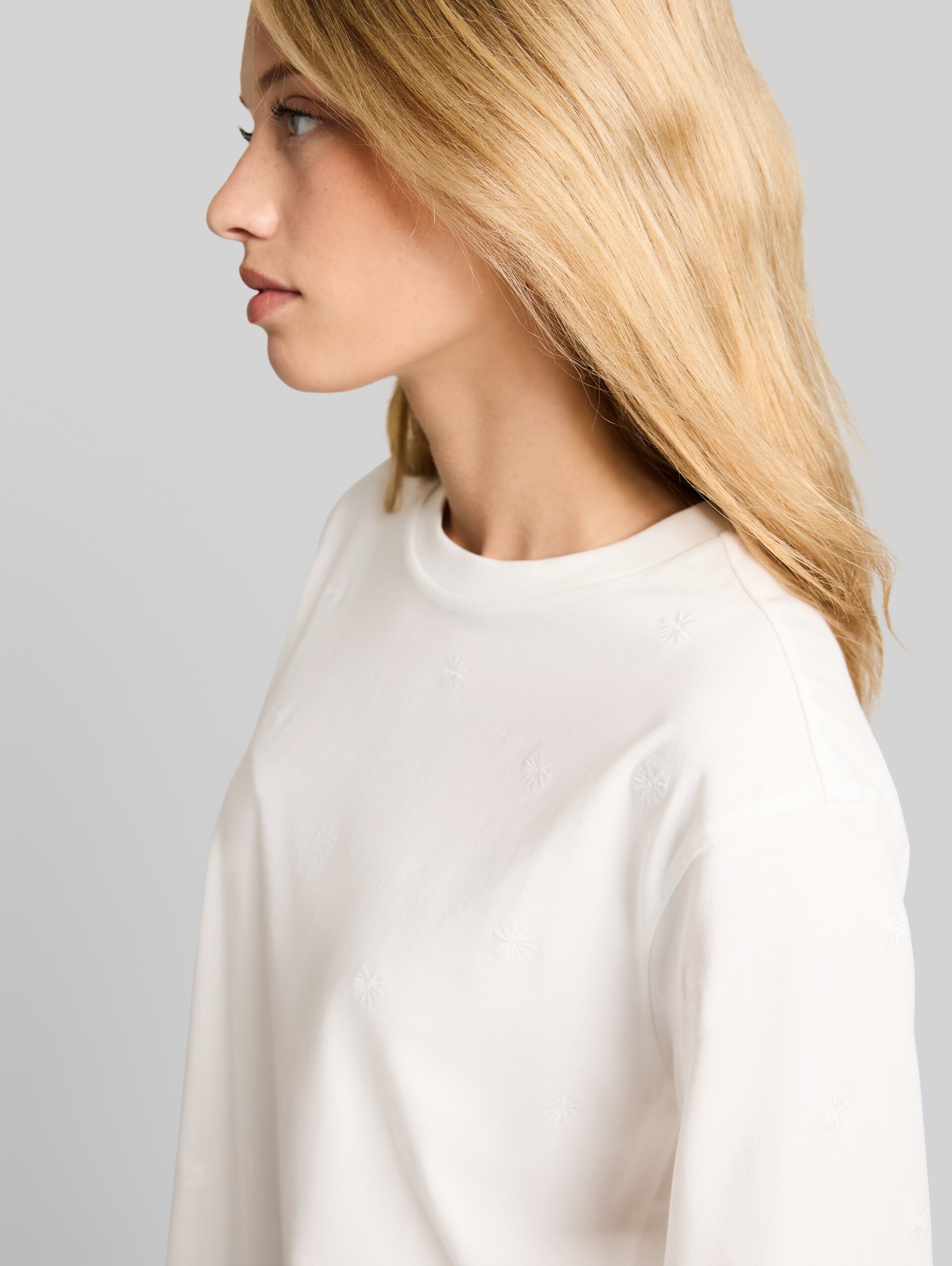 T-shirt met boxy pasvorm en borduursels - off white daisy embroidery - Detailaanzicht model