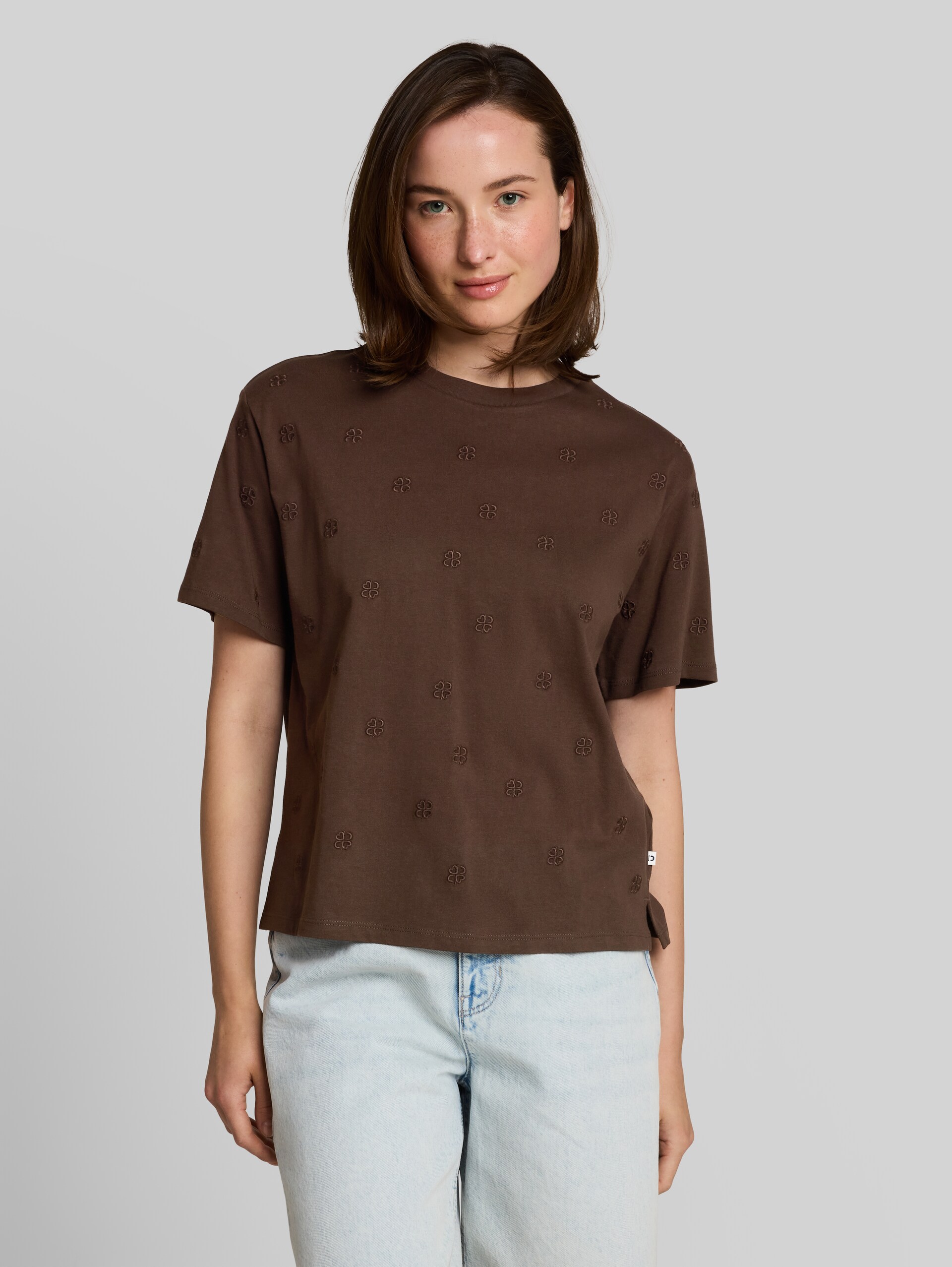 Boxy Fit T-Shirt mit Stickereien - brown logo heart embroidery - Ausschnitt Model-Vorderansicht