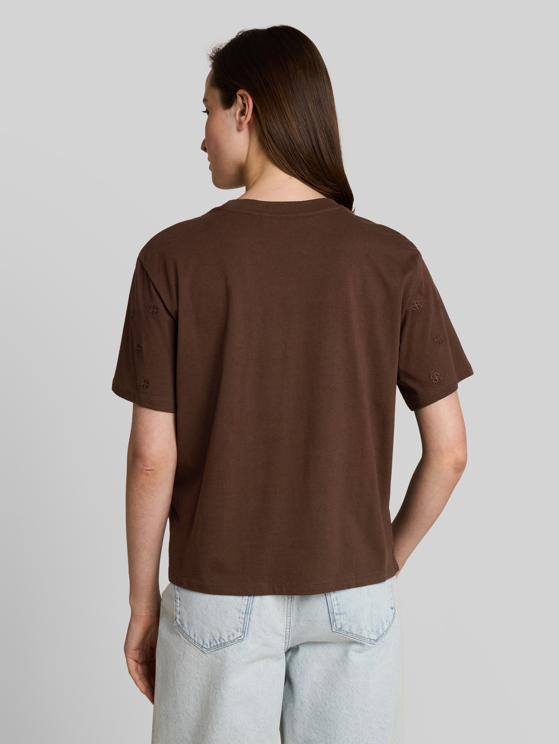 Boxy Fit T-Shirt mit Stickereien - brown logo heart embroidery - Auschnitt Model-Rückansicht