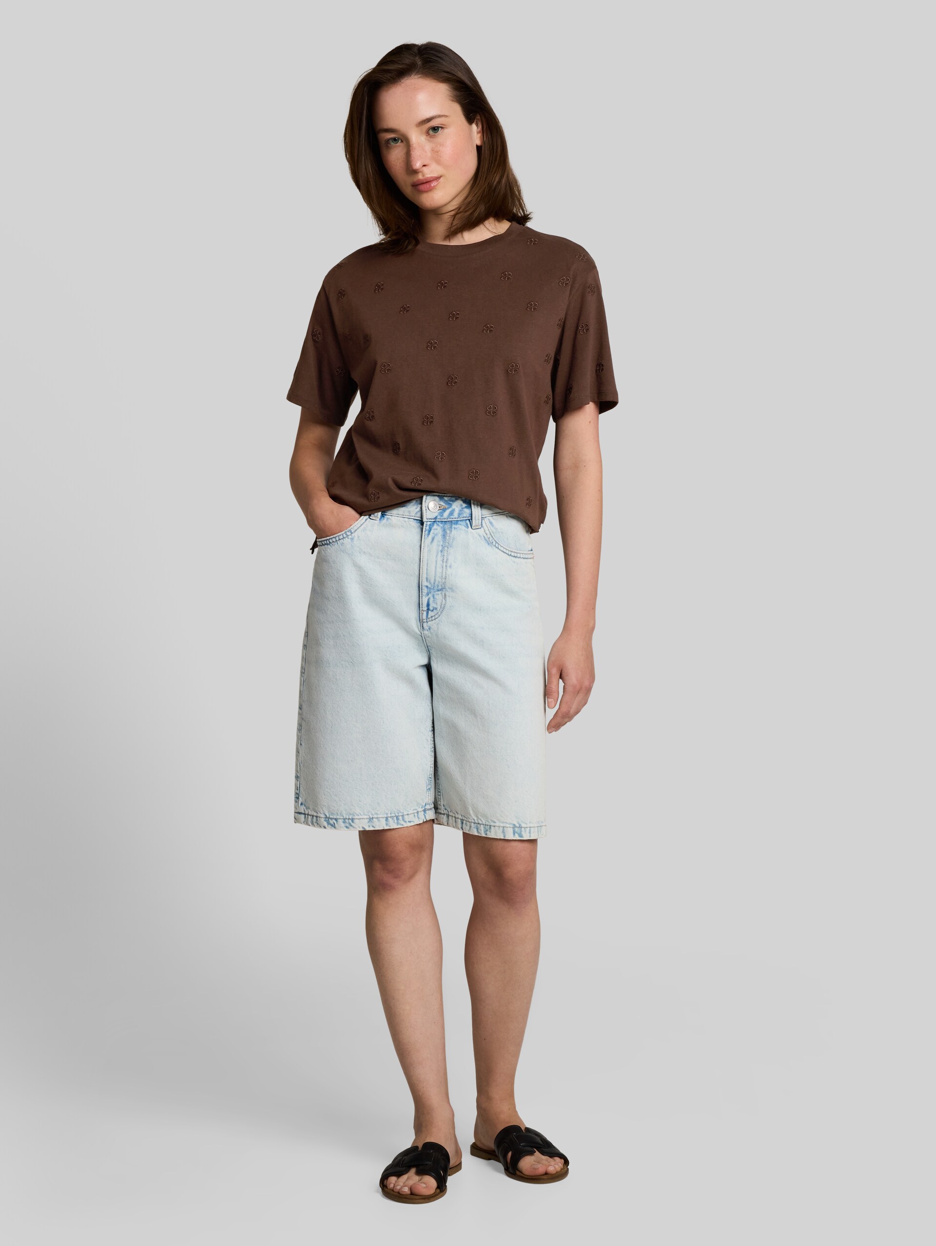 Boxy Fit T-Shirt mit Stickereien - brown logo heart embroidery - Model-Vorderansicht