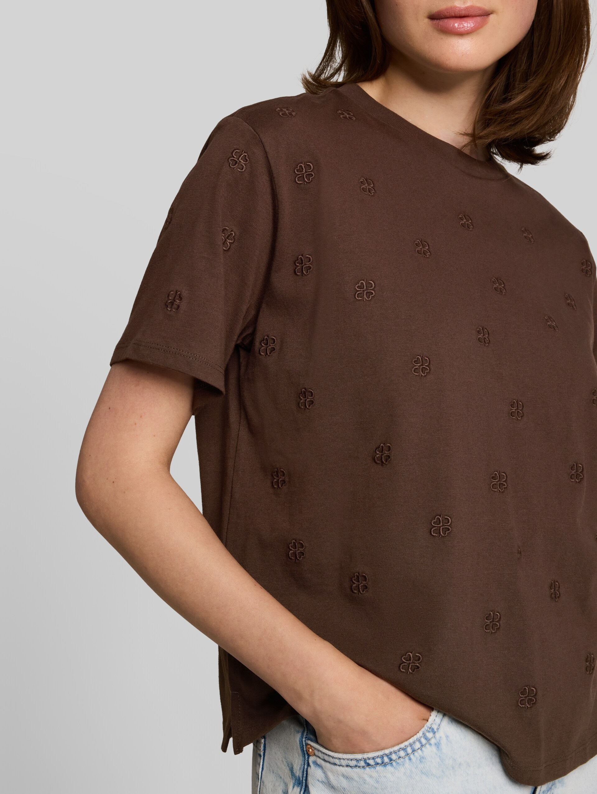 Boxy Fit T-Shirt mit Stickereien - brown logo heart embroidery - Detail-Model-Ansicht