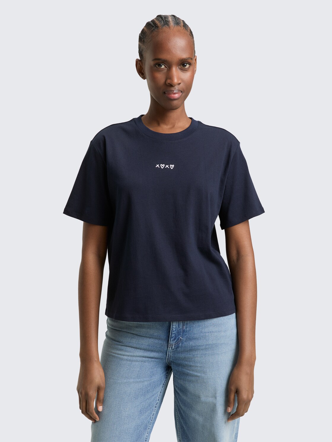 Boxy Fit T-Shirt mit Stickerei - sky captain blue - Ausschnitt Model-Vorderansicht