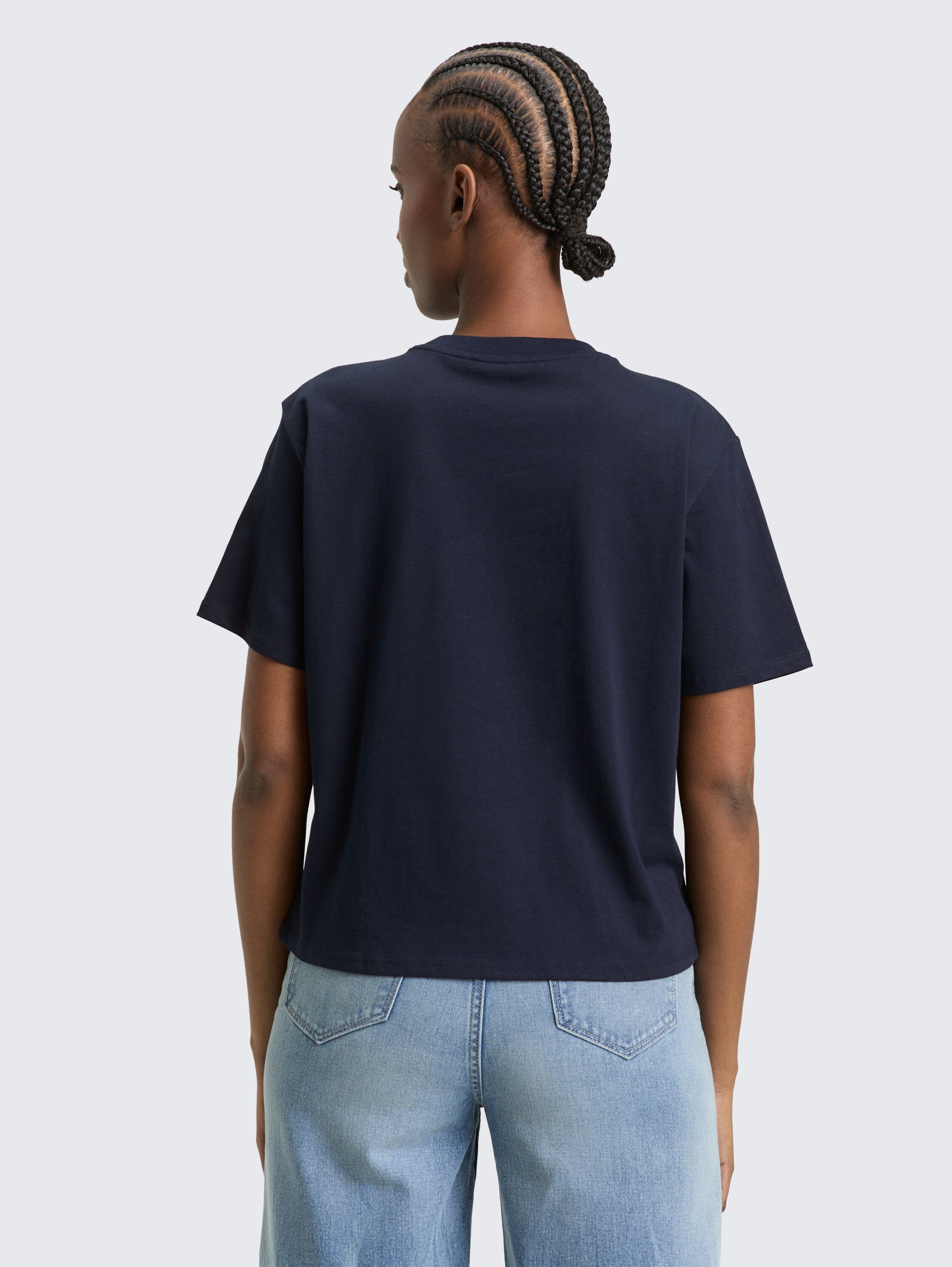 Boxy fit T-shirt met borduursel - sky captain blue - Neklijn model-achteraanzicht