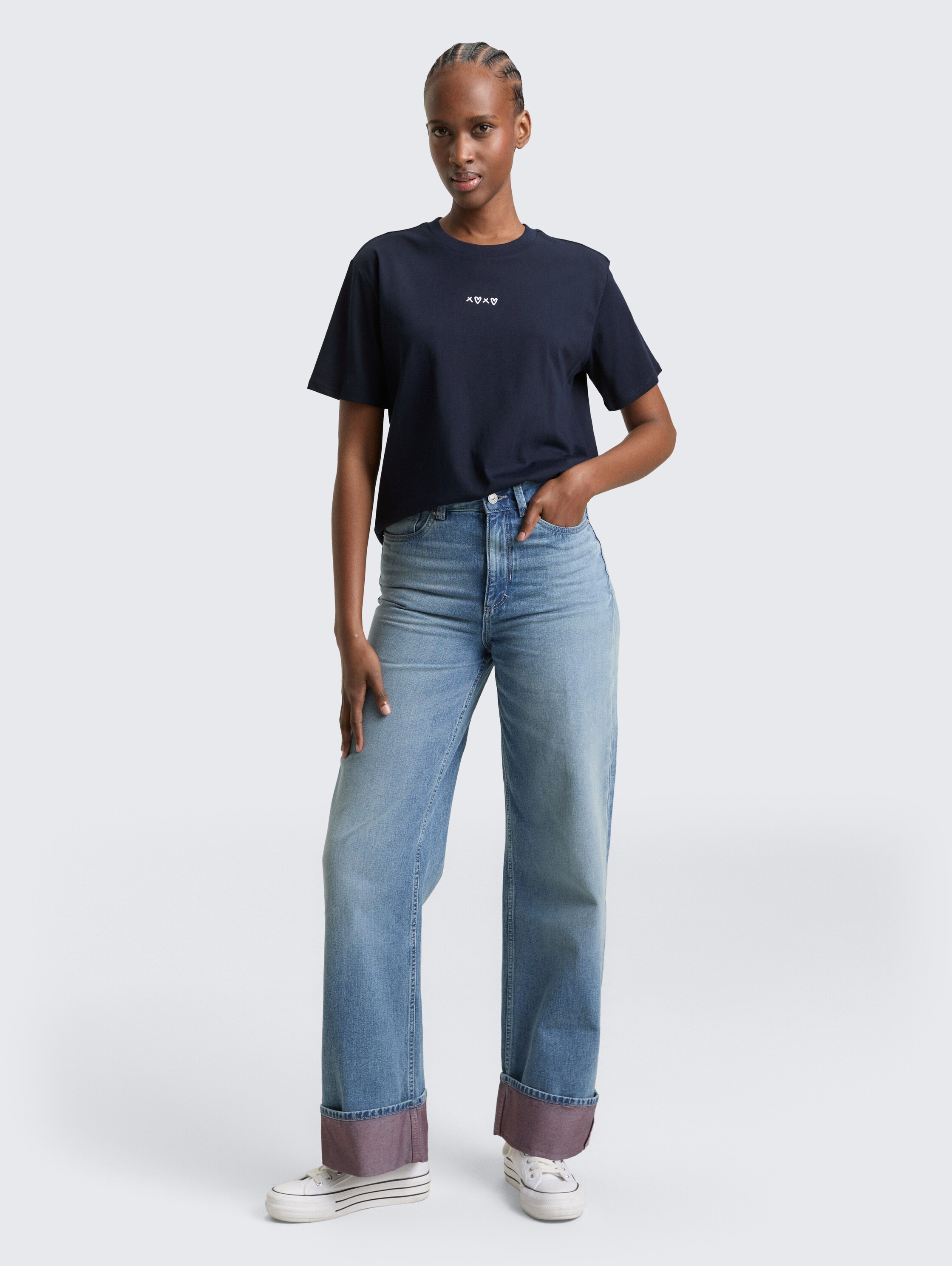 Boxy fit T-shirt met borduursel - sky captain blue - Model vooraanzicht