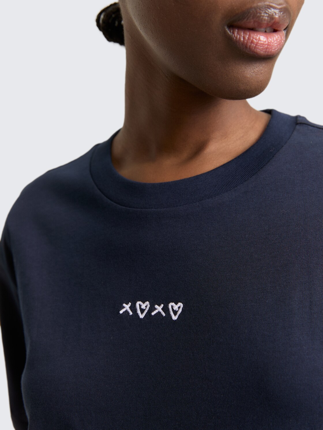 Boxy Fit T-Shirt mit Stickerei - sky captain blue - Detail-Model-Ansicht