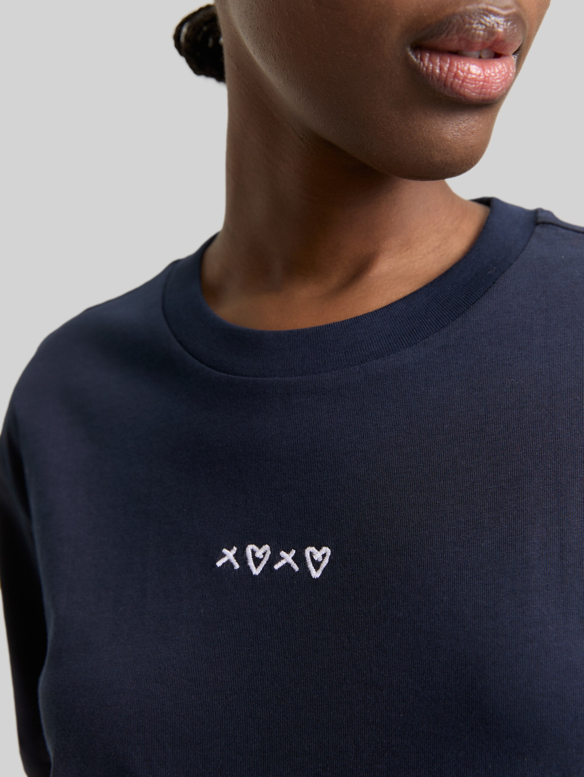 Boxy-fit T-shirt with embroidery - sky captain blue - Detail model view
