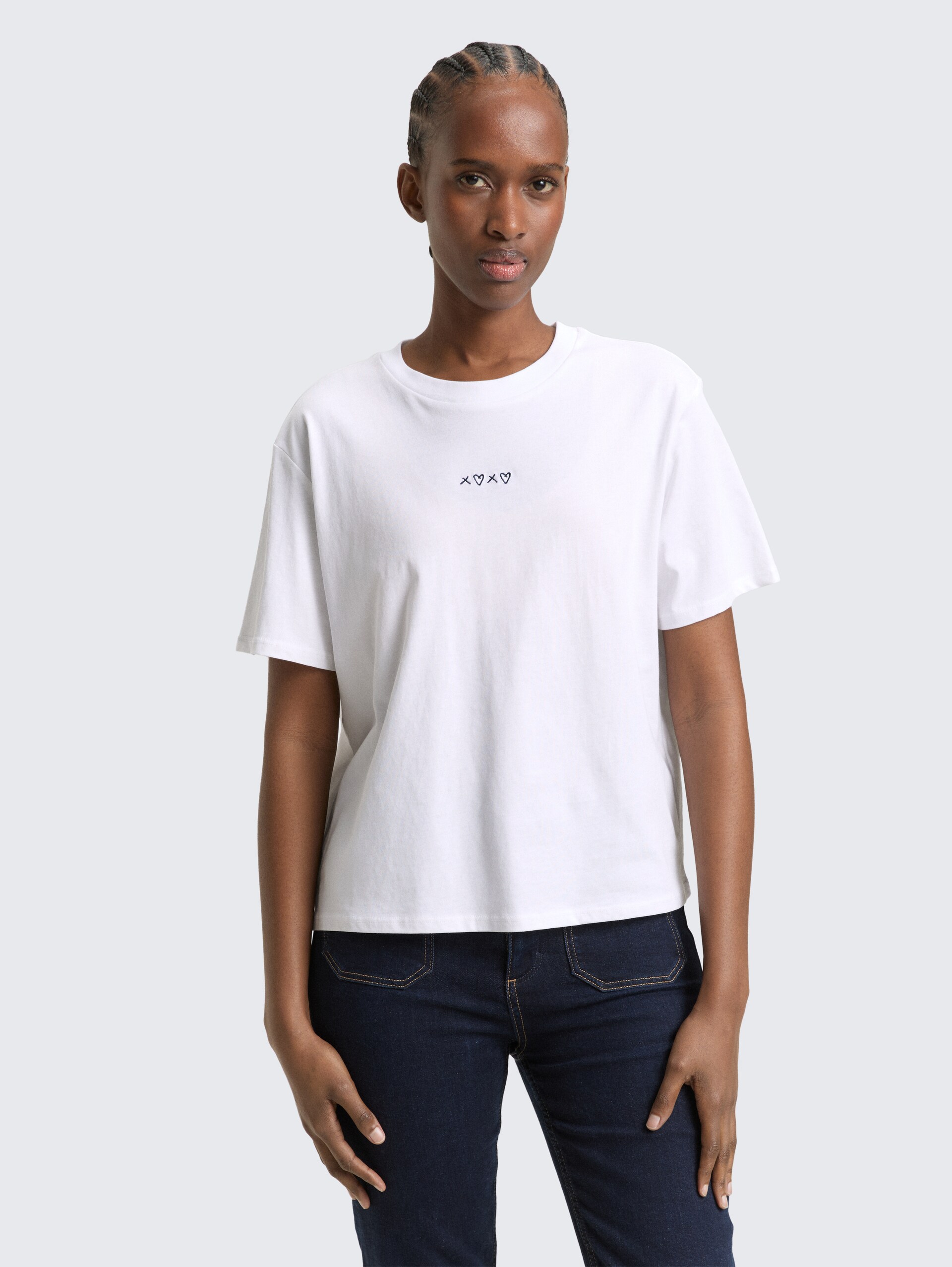 Boxy Fit T-Shirt mit Stickerei - Ceramic White - Ausschnitt Model-Vorderansicht
