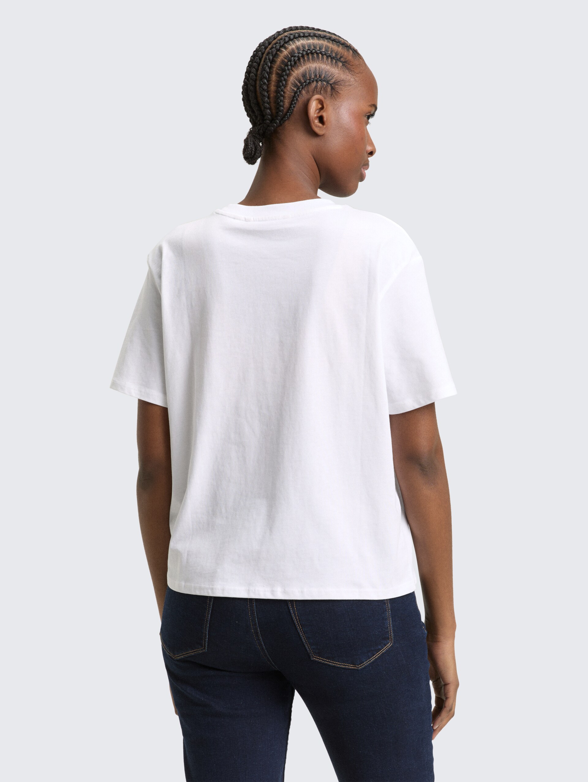 Boxy Fit T-Shirt mit Stickerei - Ceramic White - Auschnitt Model-Rückansicht