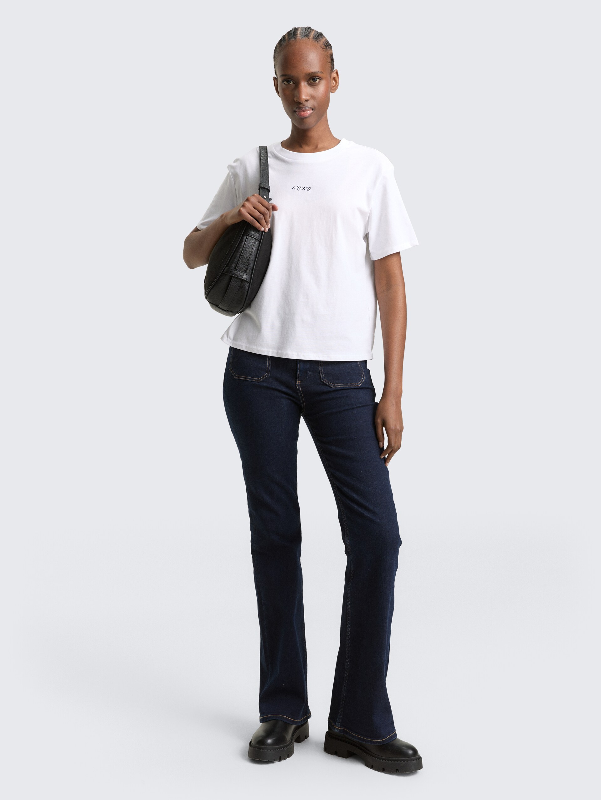 Boxy Fit T-Shirt mit Stickerei - Ceramic White - Model-Vorderansicht
