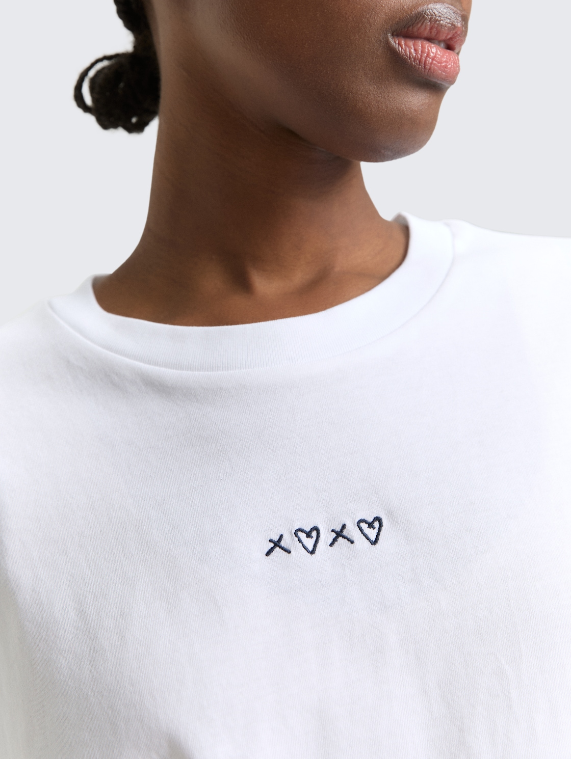 Boxy Fit T-Shirt mit Stickerei - Ceramic White - Detail-Model-Ansicht