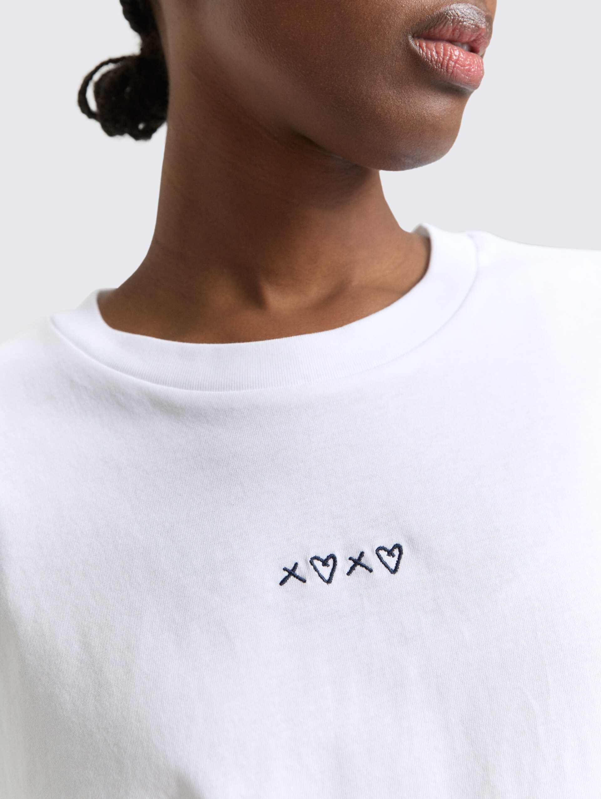 Boxy Fit T-Shirt mit Stickerei - Ceramic White - Detail-Model-Ansicht