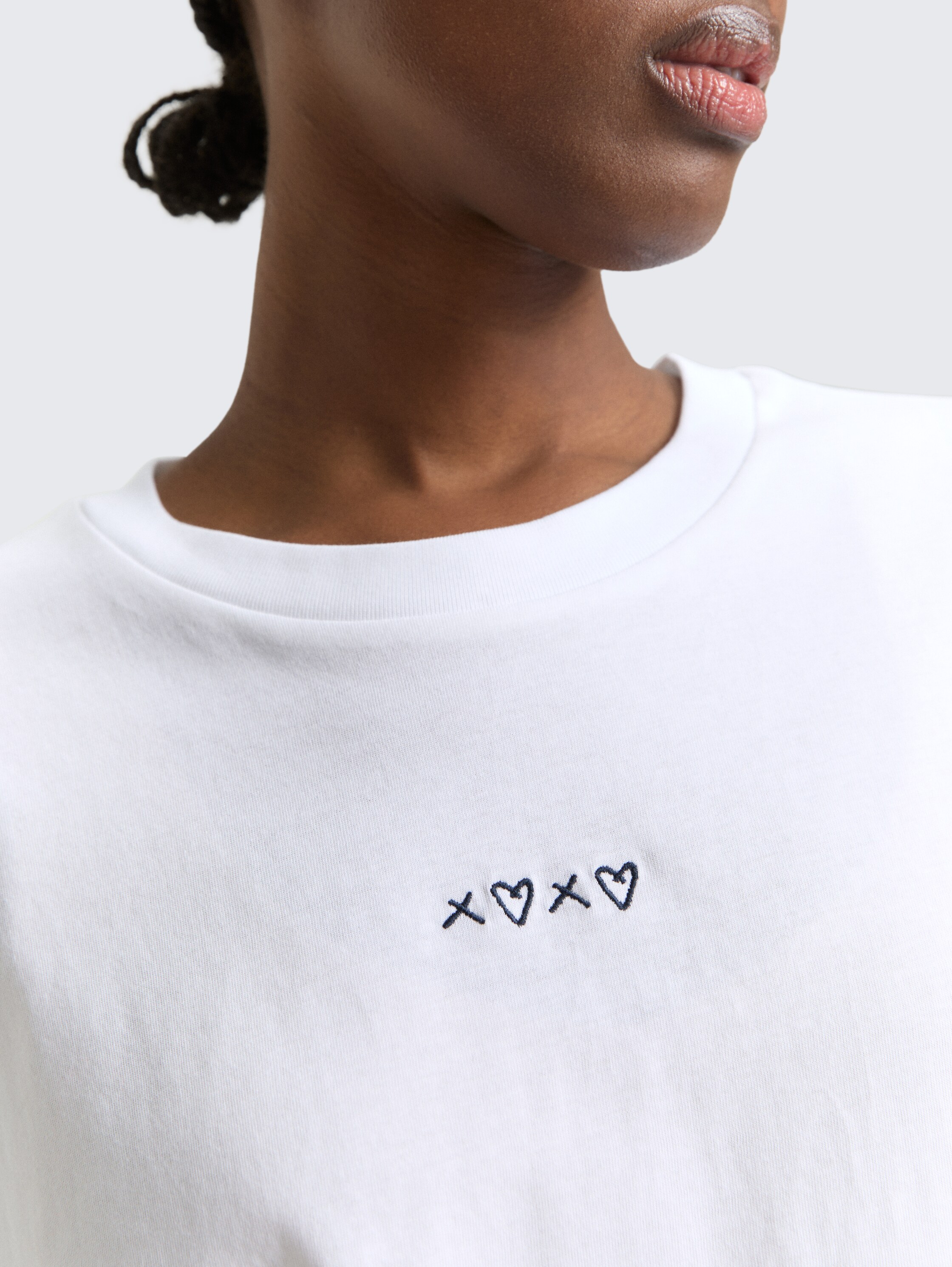 Boxy Fit T-Shirt mit Stickerei - Ceramic White - Detail-Model-Ansicht