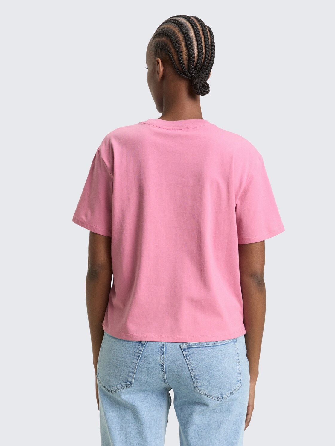 Boxy Fit T-Shirt mit Stickerei - Soft Blush Rose - Auschnitt Model-Rückansicht